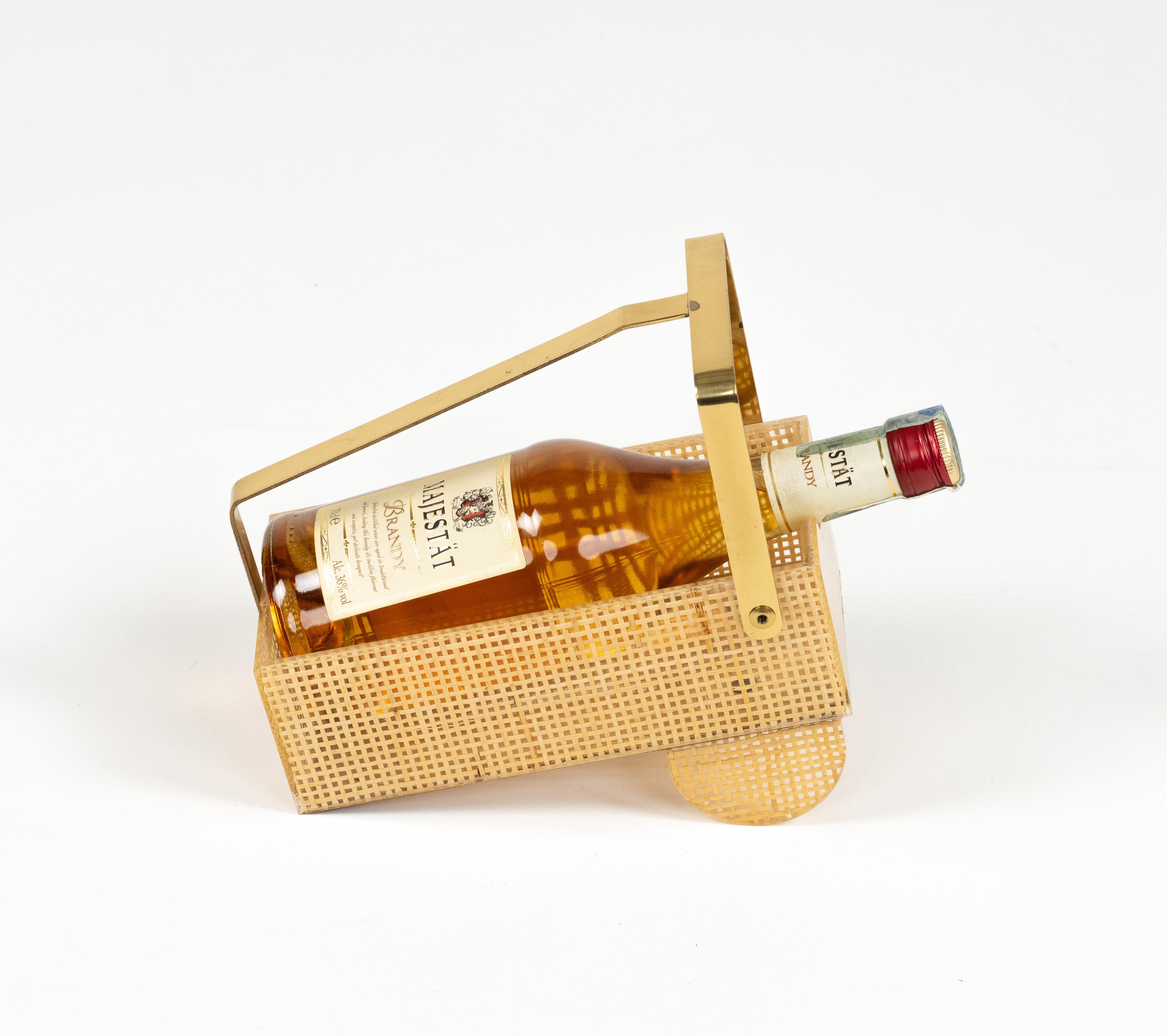 Flaschenhalter aus Lucite, Korbweide und Messing im Christian Dior-Stil, Italien 1970er Jahre im Angebot 1