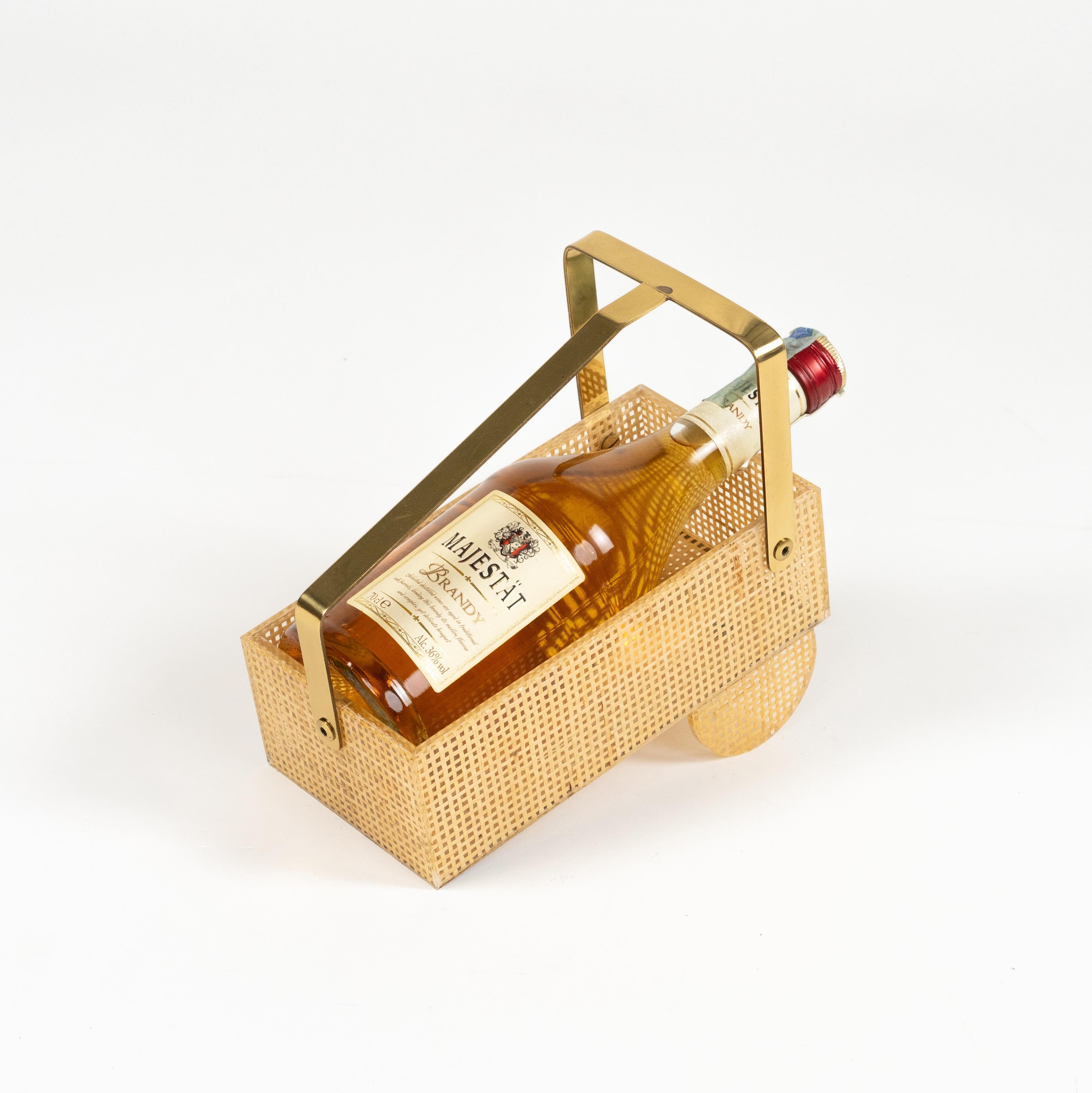 Flaschenhalter aus Lucite, Korbweide und Messing im Christian Dior-Stil, Italien 1970er Jahre im Angebot 2