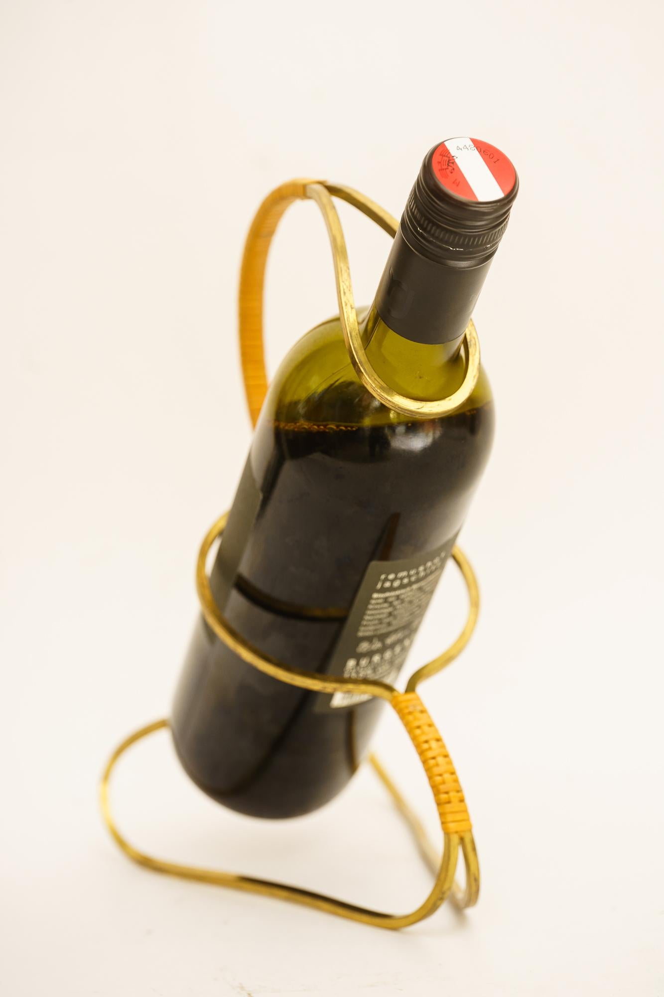 Porte-bouteille viennois vers 1950
Etat original
La bouteille n'est pas incluse, elle est uniquement destinée à la prise de vue.