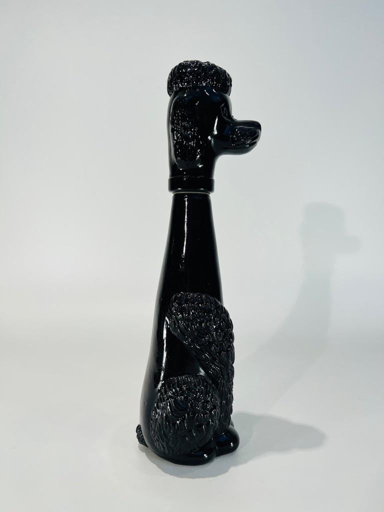 Français Bouteille en verre noir français circa 1950 Chien caniche en vente