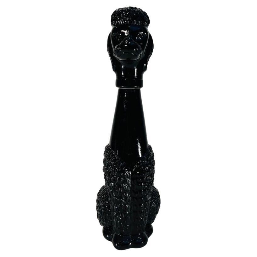Bouteille en verre noir français circa 1950 Chien caniche en vente