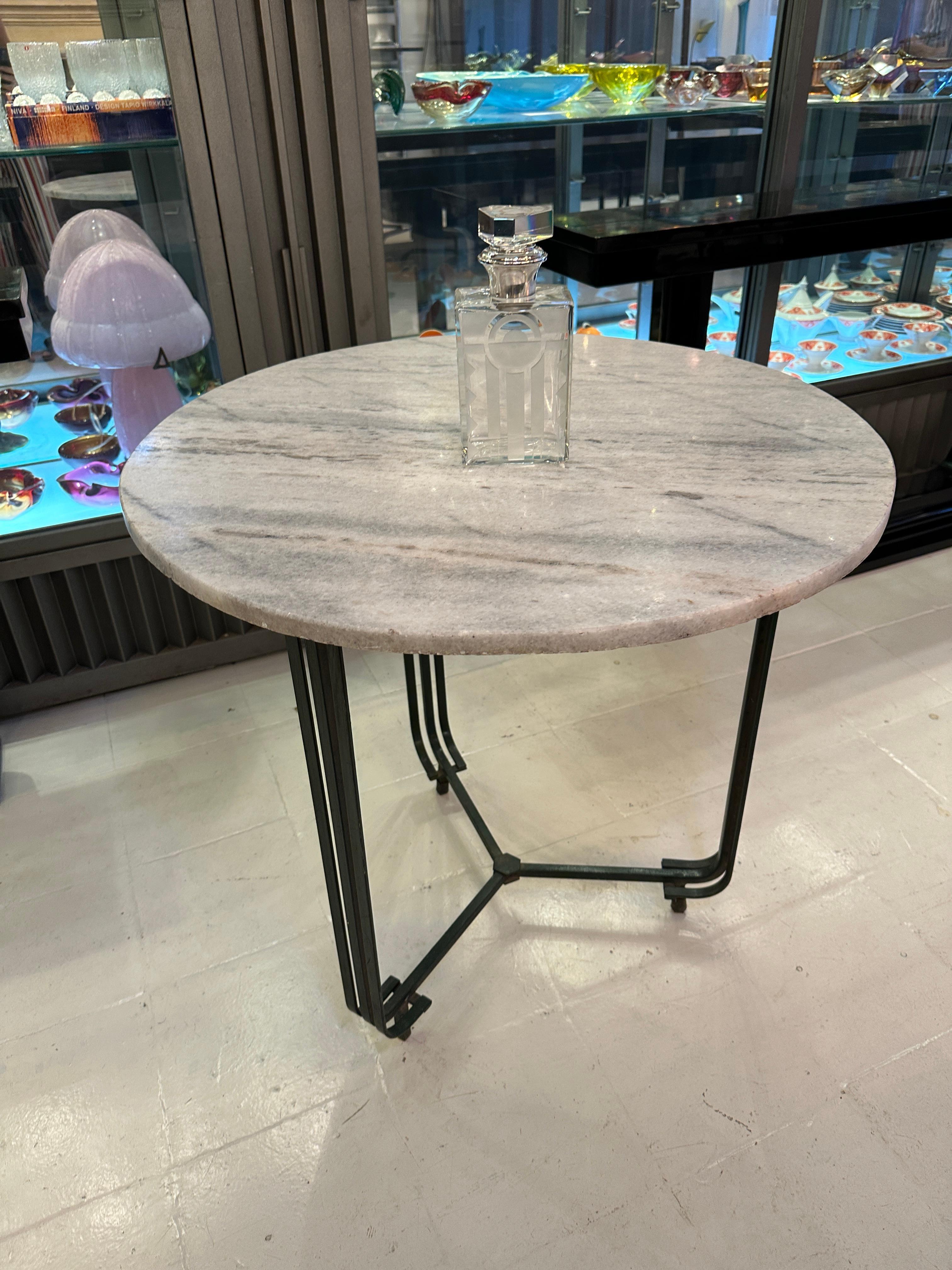 Nous sommes spécialisés dans la vente de produits Art Déco et Art Nouveau et Vintage depuis 1982. Si vous avez des questions, nous sommes à votre disposition.
En appuyant sur le bouton 