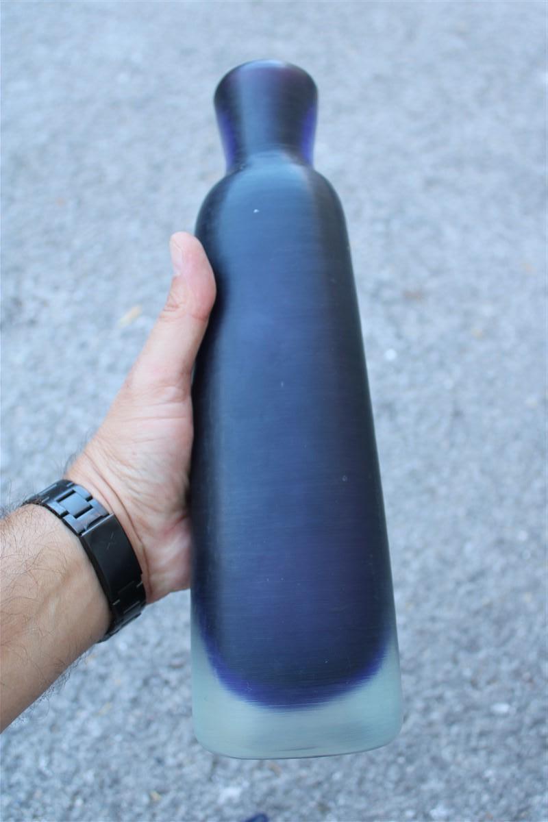 Bottle Paolo Venini 1950 Blu Color Murano Art Glass Serie Inciso made in Italy In Excellent Condition For Sale In Palermo, Sicily
