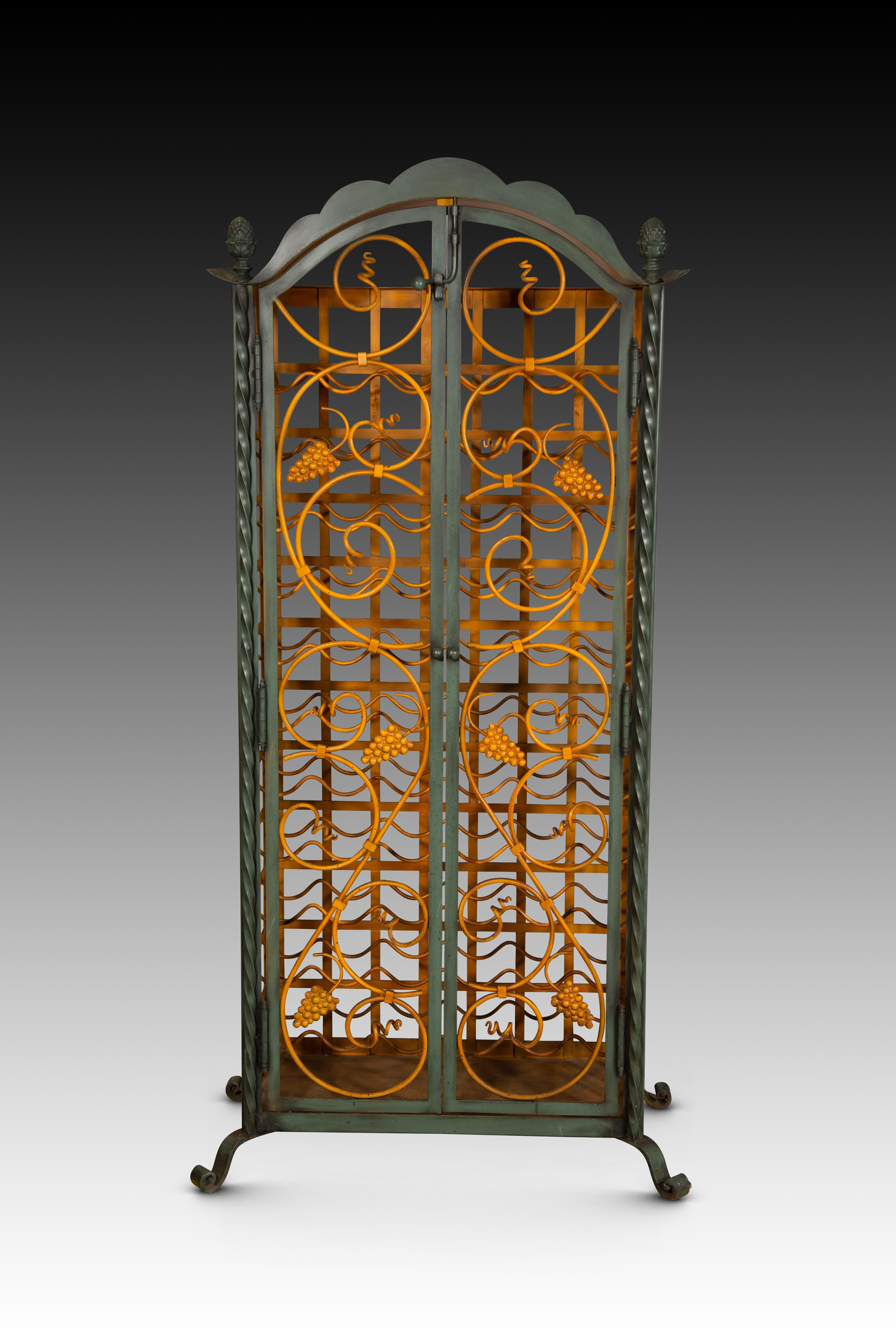European Bottle rack. Polychrome iron. 20th century. For Sale