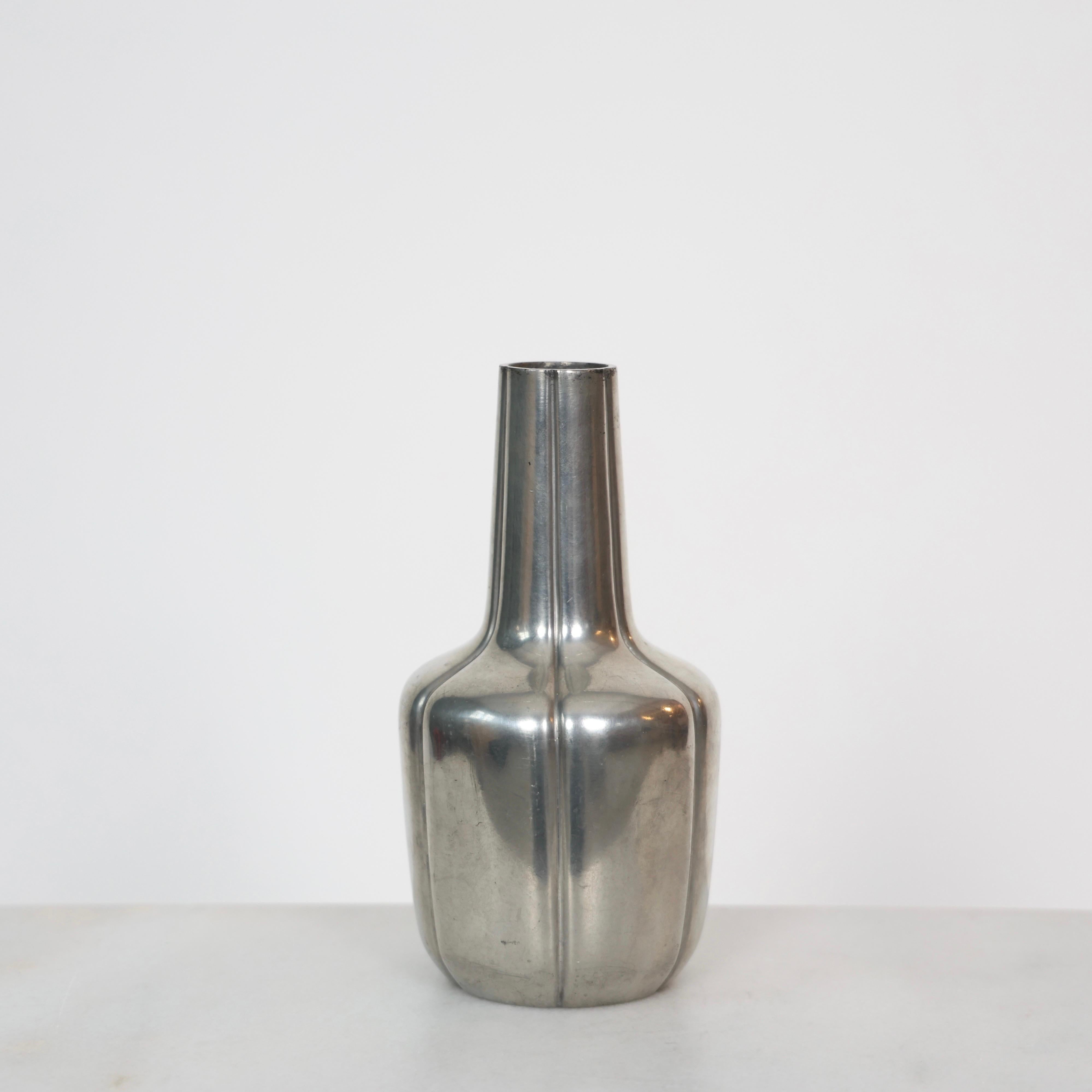 Vaso in peltro a forma di bottiglia di Just Andersen, anni '50, Danimarca In condizioni buone in vendita a Værløse, DK