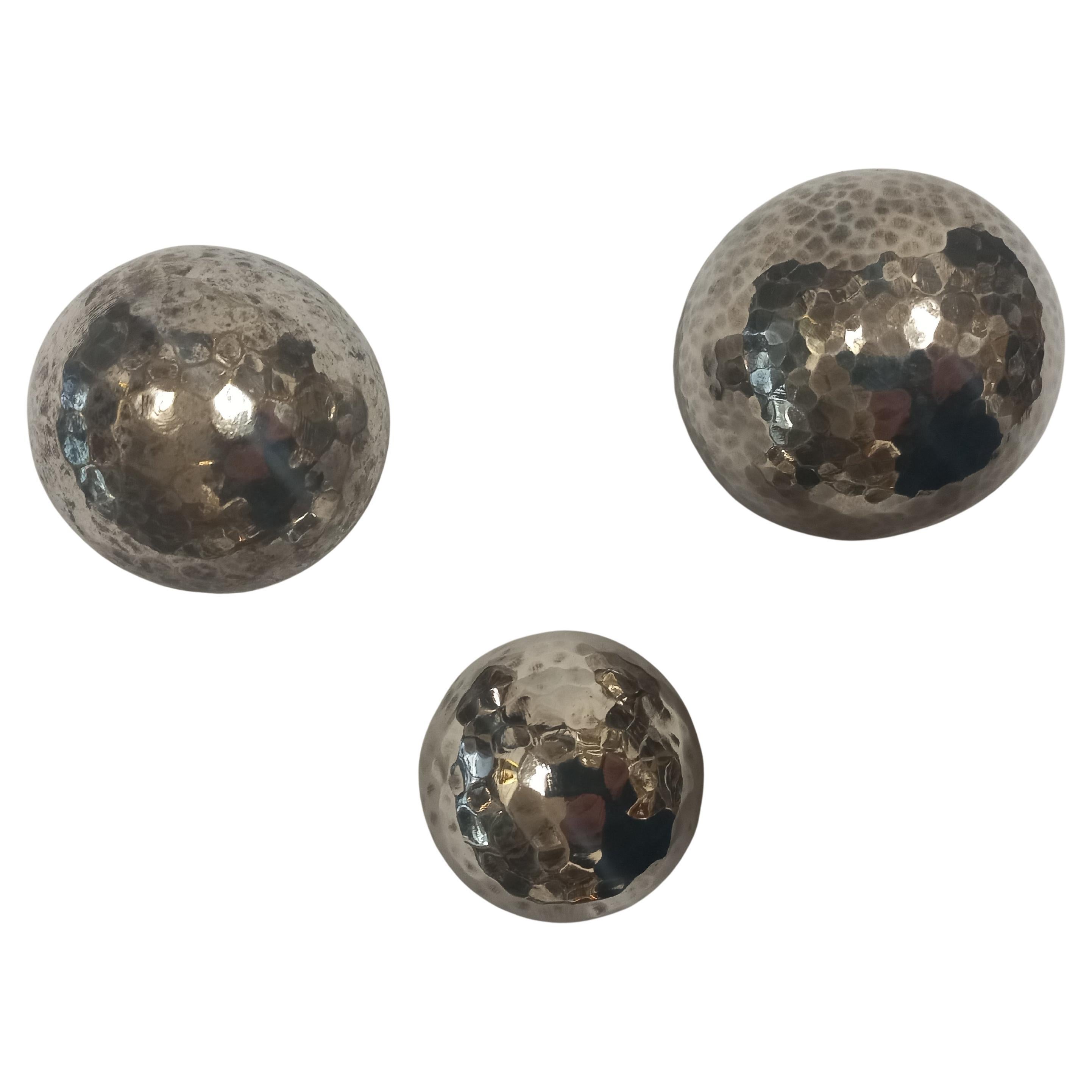 Three silver-plated Art Nouveau bottle stoppers with hammered decoration, designed around 1905, in the style of the Wiener Werkstätte, good original condition