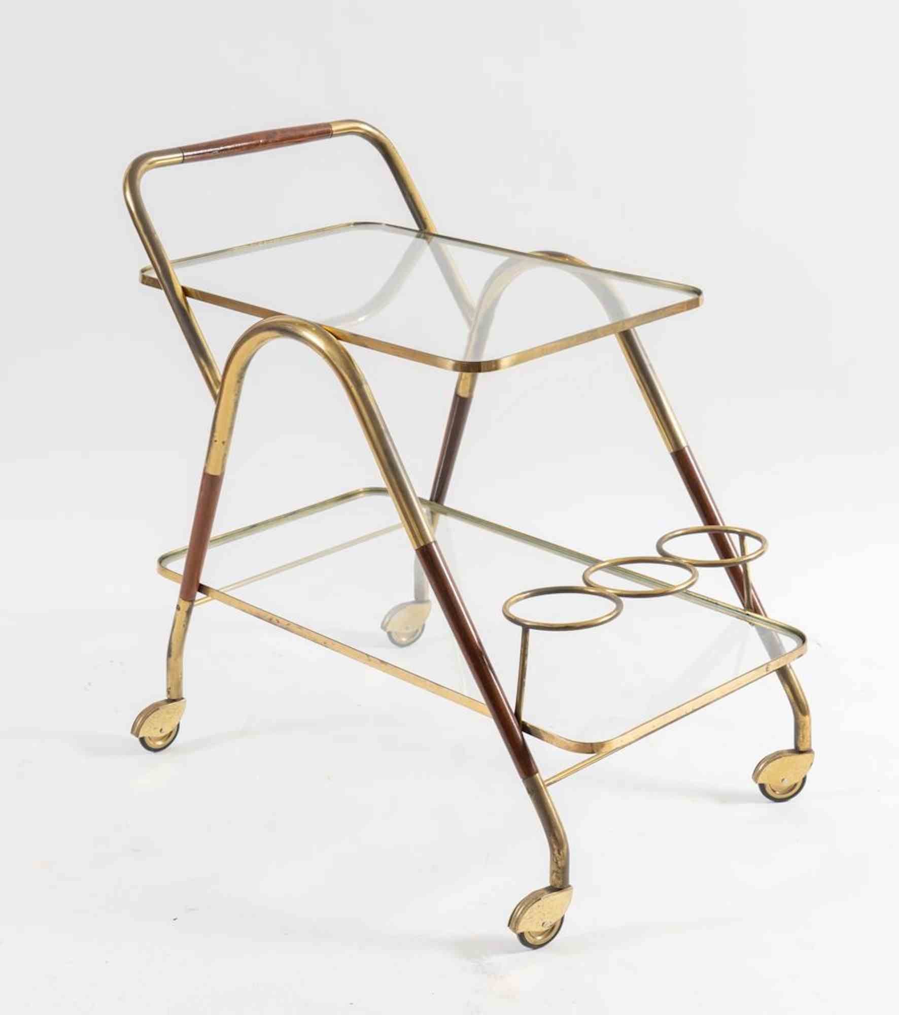 Bottle trolley with brass structure, briar details and glass shelves. Made in Italy, around 1960s.

70 x 50 x 74 cm. 

Good conditions.