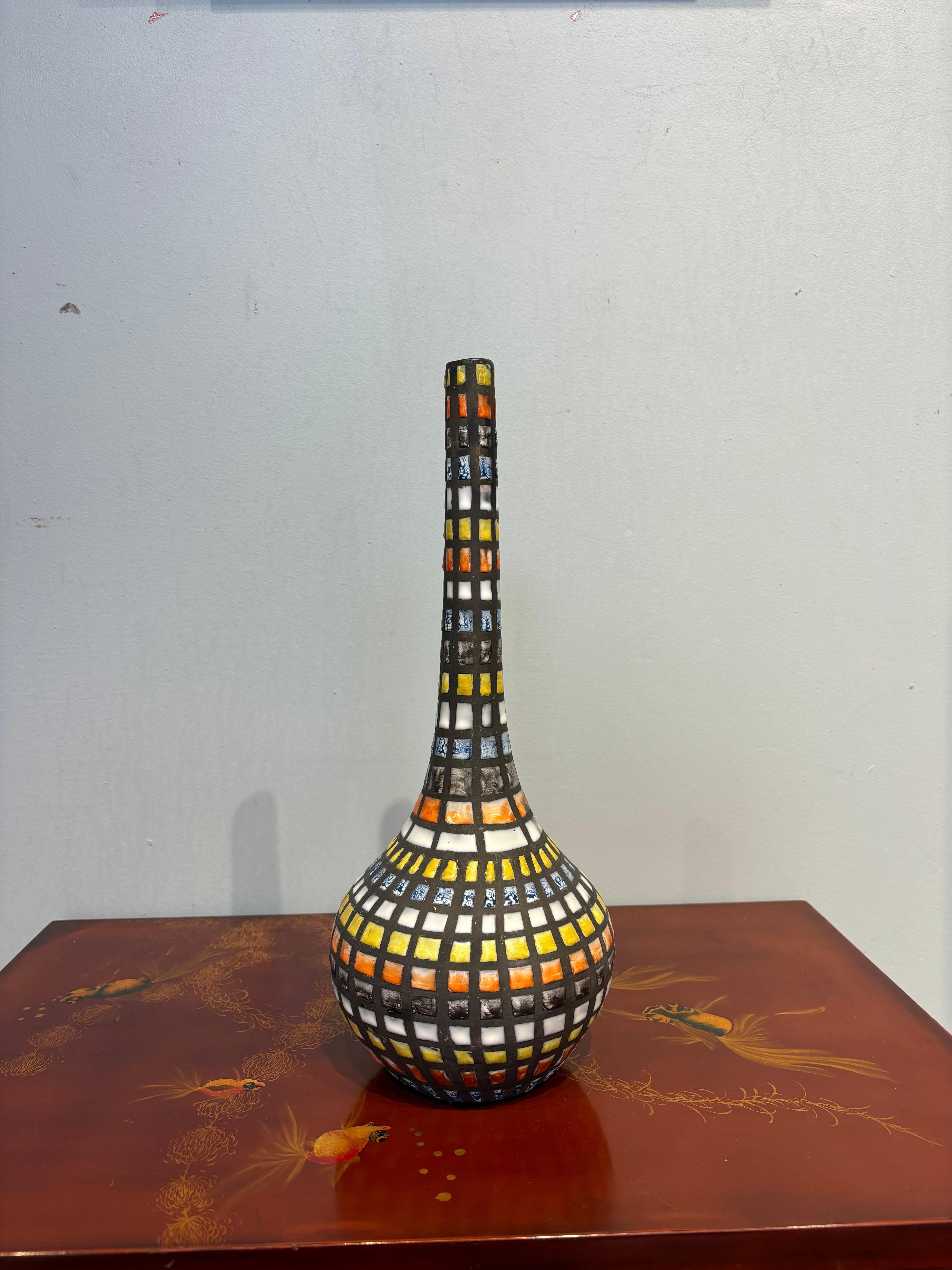 Jolie vase soliflore modèle bouteille à décor dit pyjama par Roger Capron, à Vallauris. Signé. 