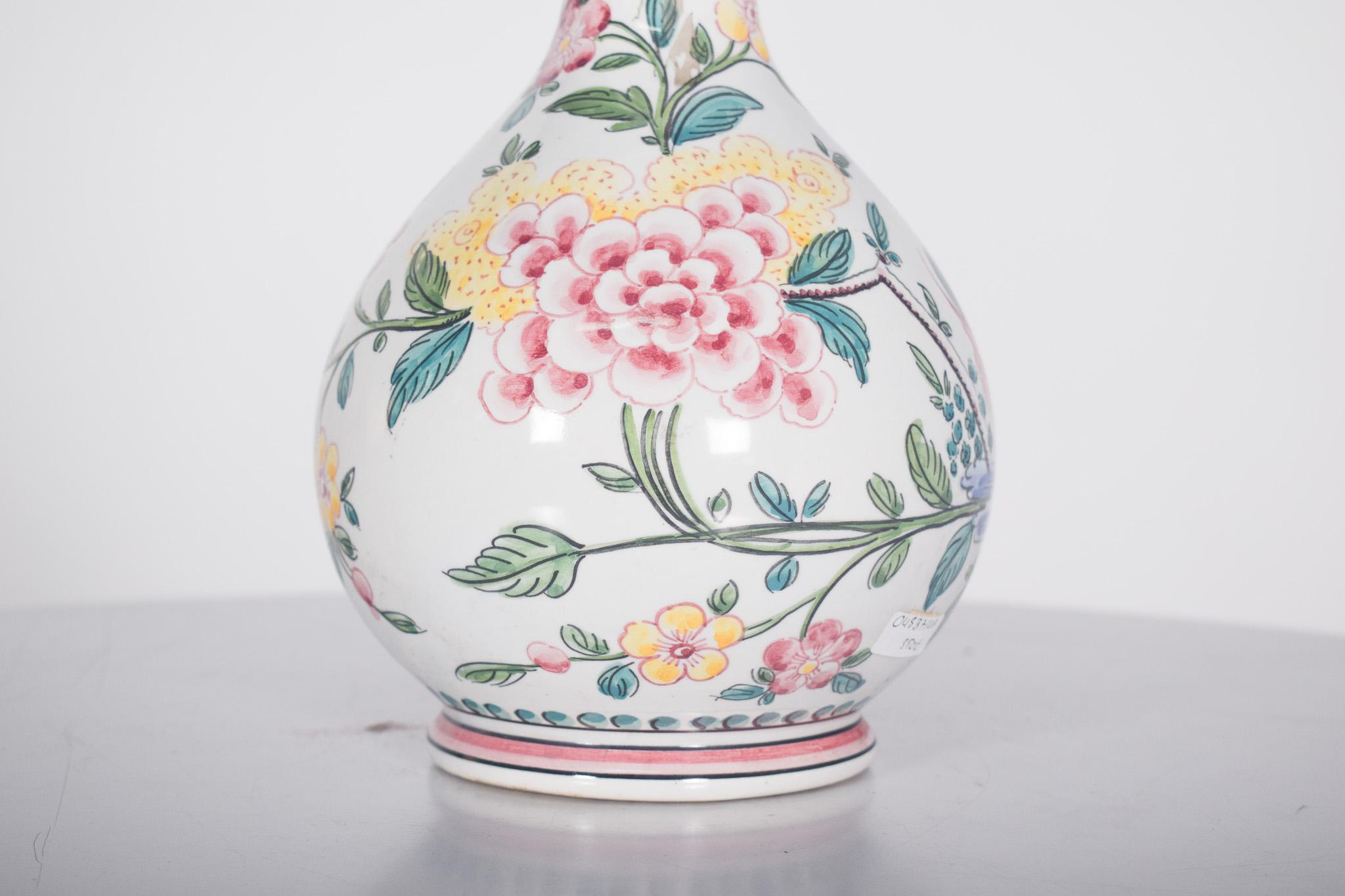 Flasche mit Deckel aus Outeiro-Steingut. Polychrome und detaillierte Dekoration im orientalischen Stil, die einen exotischen Fasan im Gras sitzend darstellt, umgeben von üppigen Blumen und Blättern. Sie hat eine bauchige Form mit einem länglichen