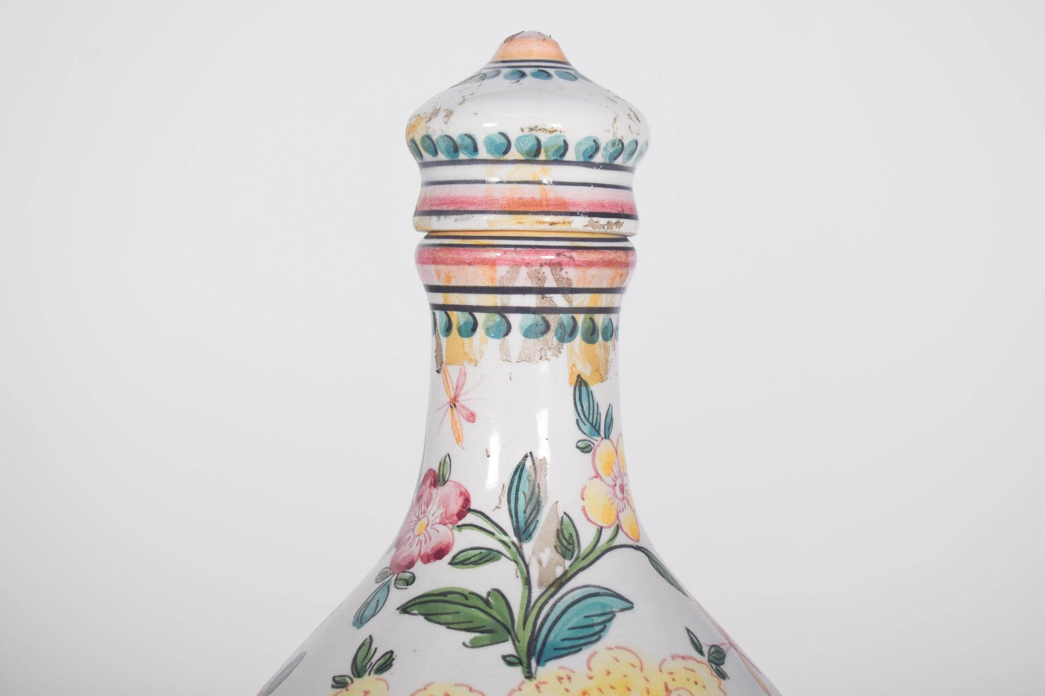Flasche mit Deckel aus Outeiro-Porzellan (Moderne der Mitte des Jahrhunderts) im Angebot