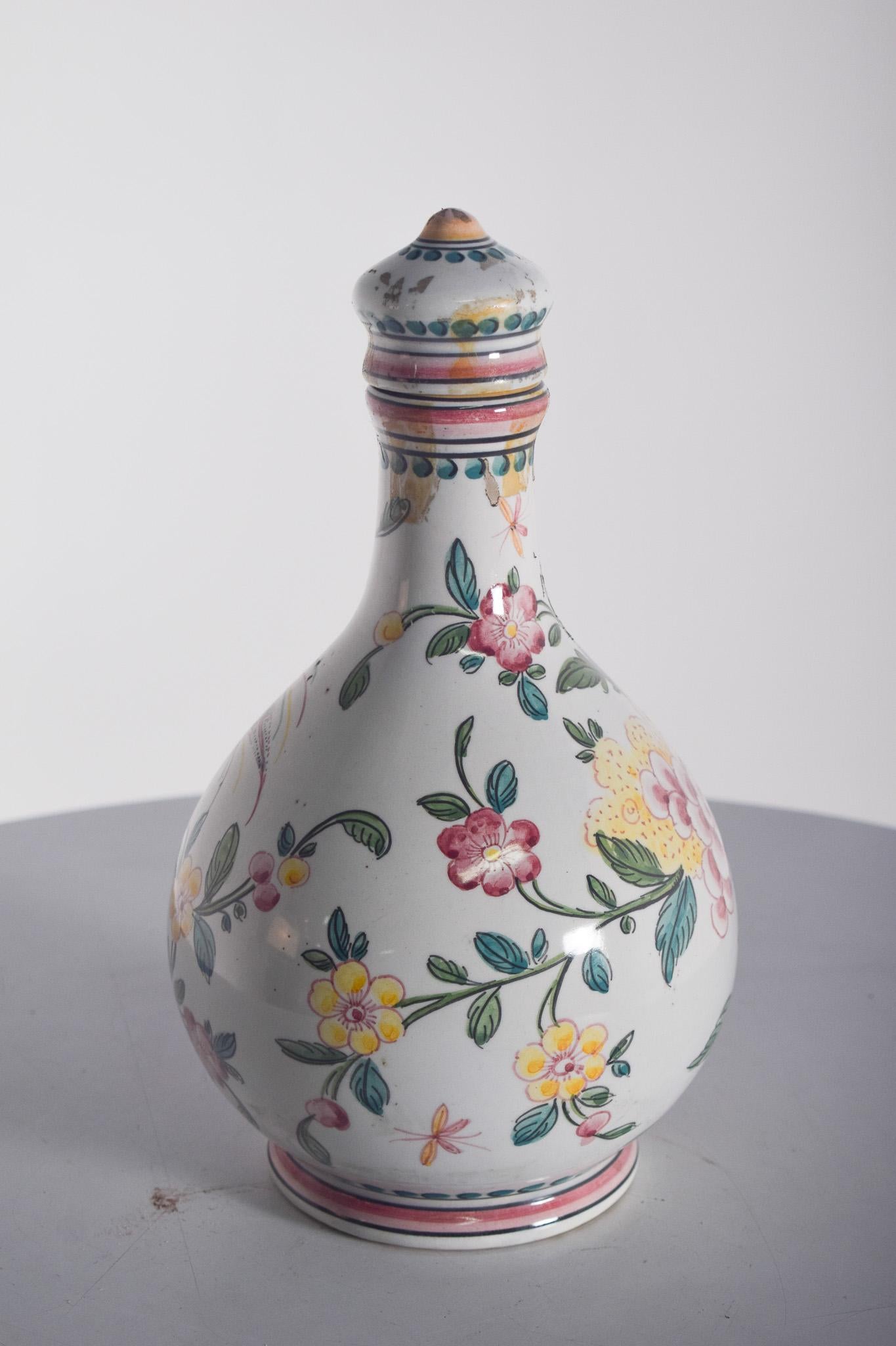 Flasche mit Deckel aus Outeiro-Porzellan (Portugiesisch) im Angebot
