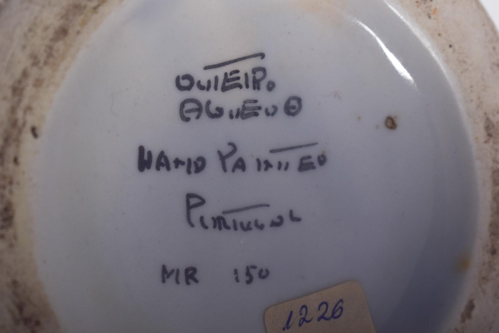 Flasche mit Deckel aus Outeiro-Porzellan (20. Jahrhundert) im Angebot