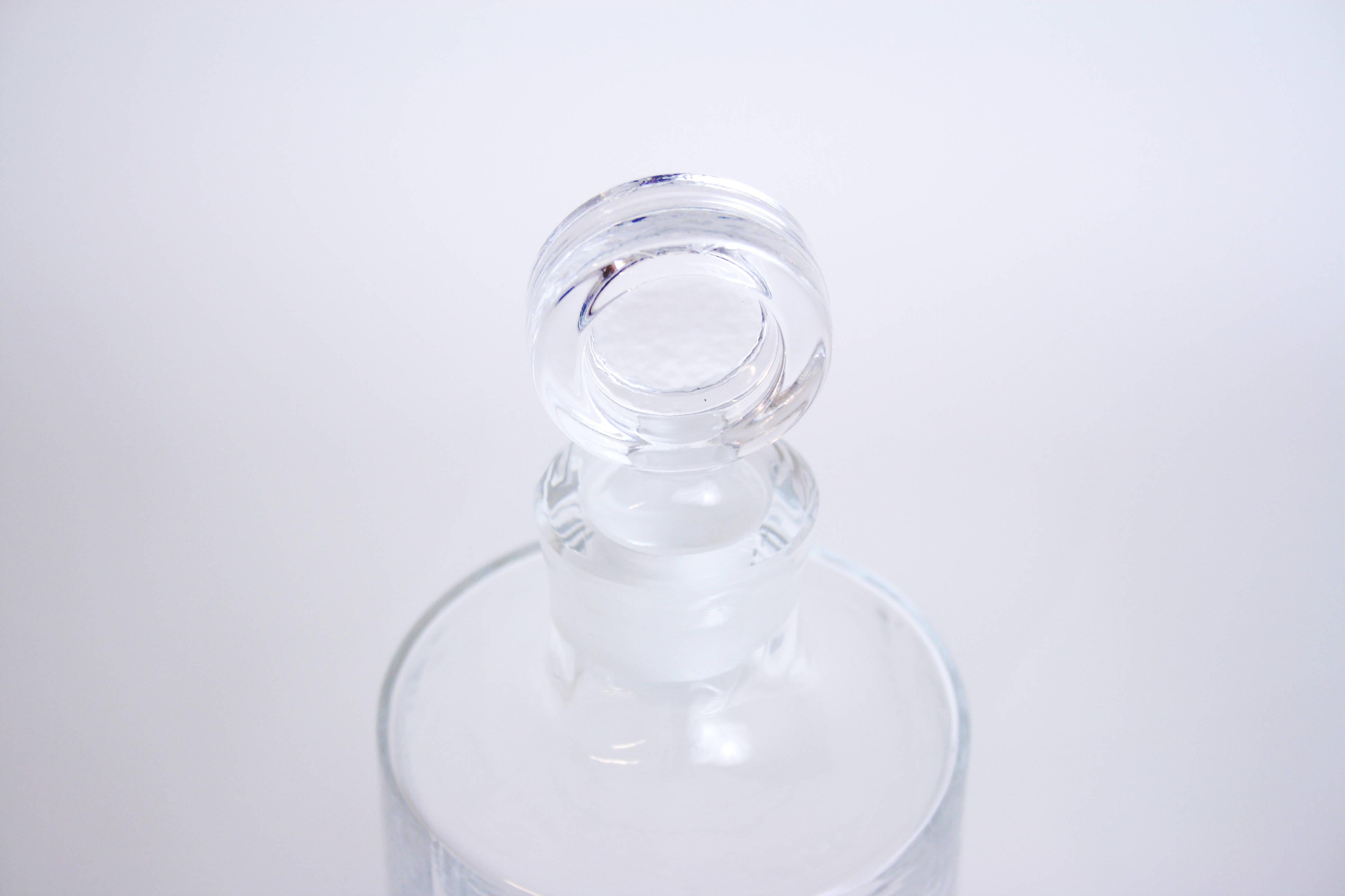 Flasche mit Stopfen Riedel Austria Designglas, Wien, 1980er Jahre. Eine der seltenen Flaggen dieses großen Herstellers, dessen Innovationen die Glas- und Trinkkultur revolutioniert haben. Dieses hochwertige Objekt ist noch in nahezu makellosem