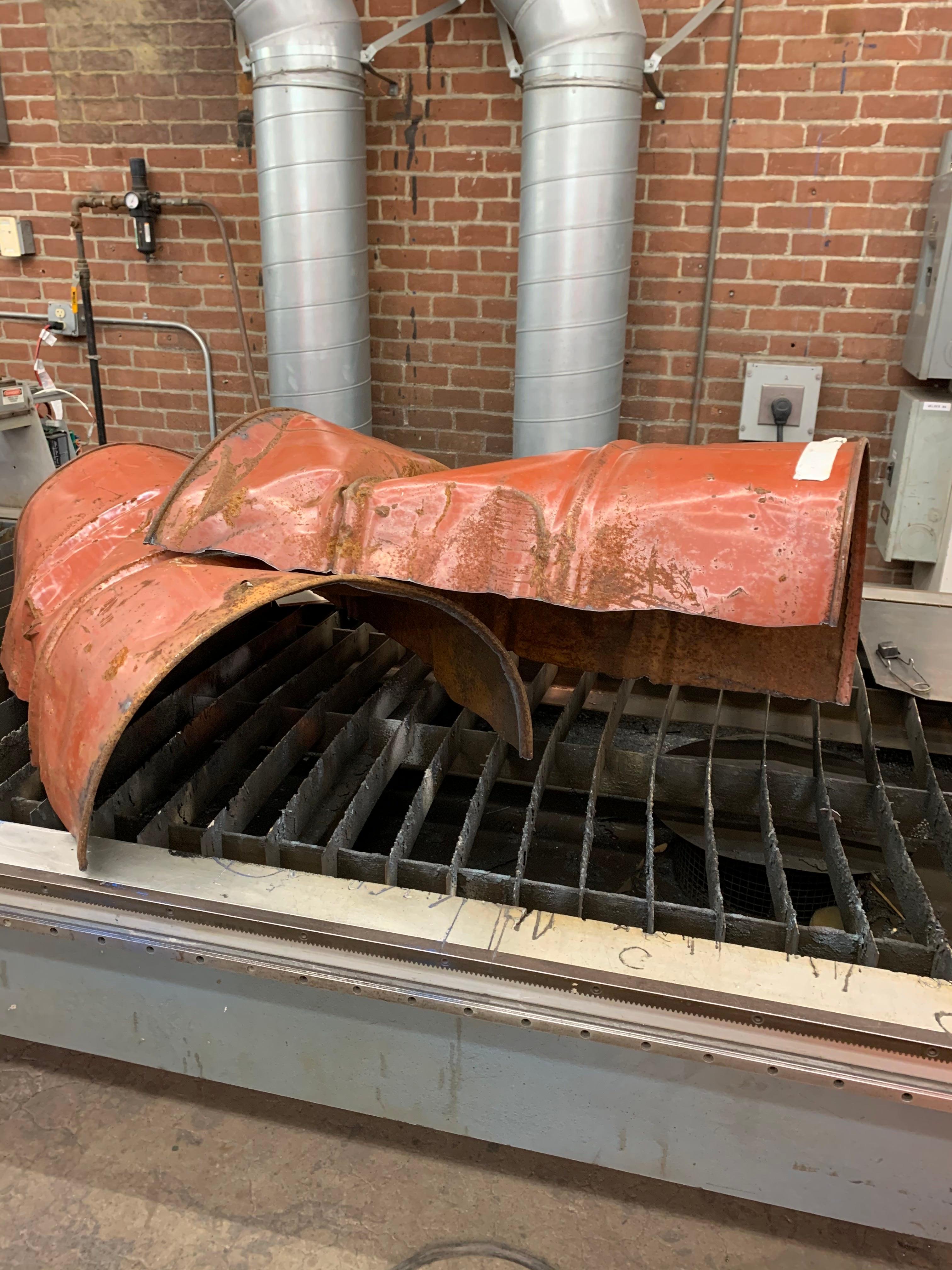 Au fond du tonneau, table en acier de récupération et bronze en vente 4