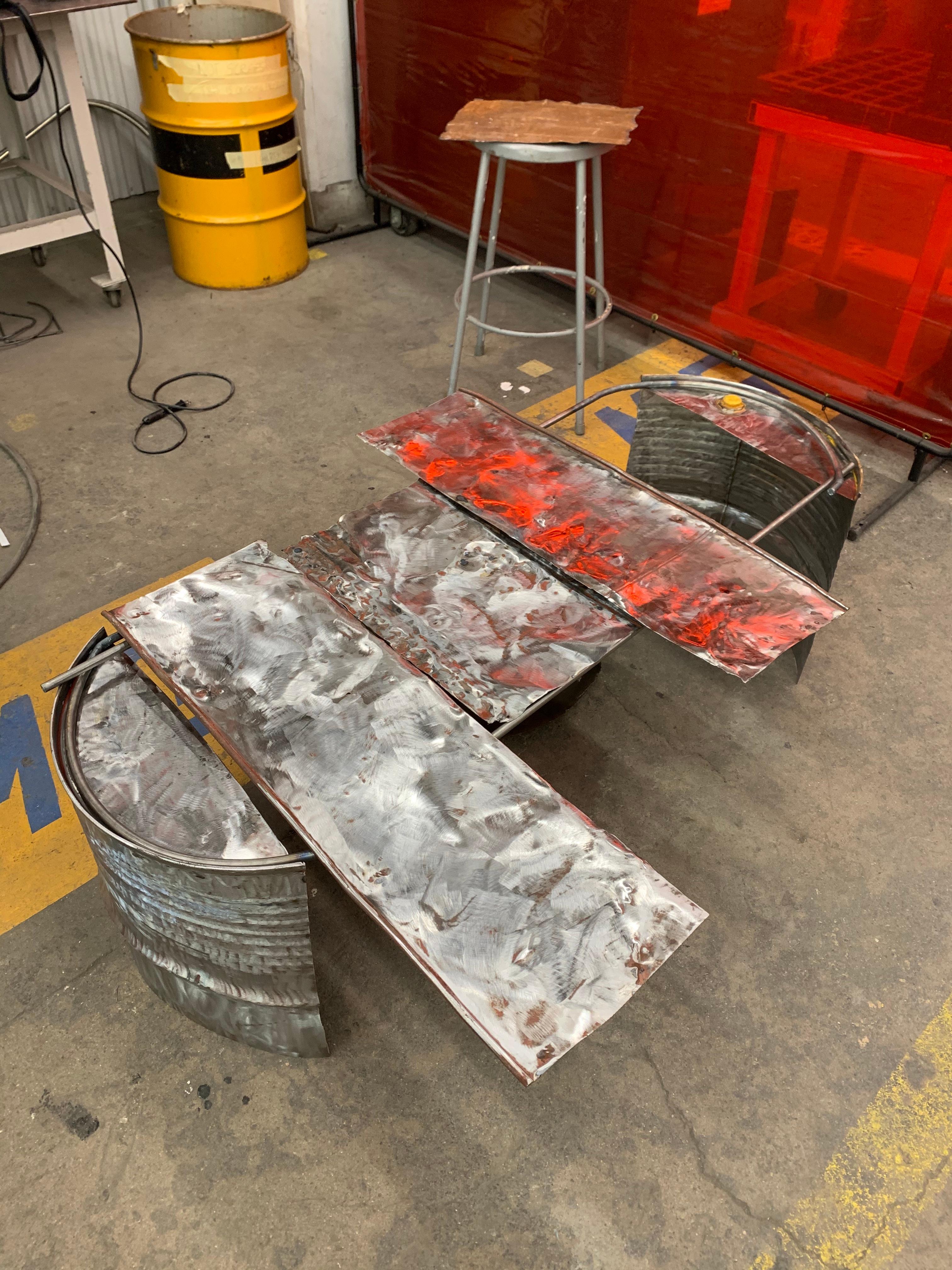 Au fond du tonneau, table en acier de récupération et bronze en vente 5