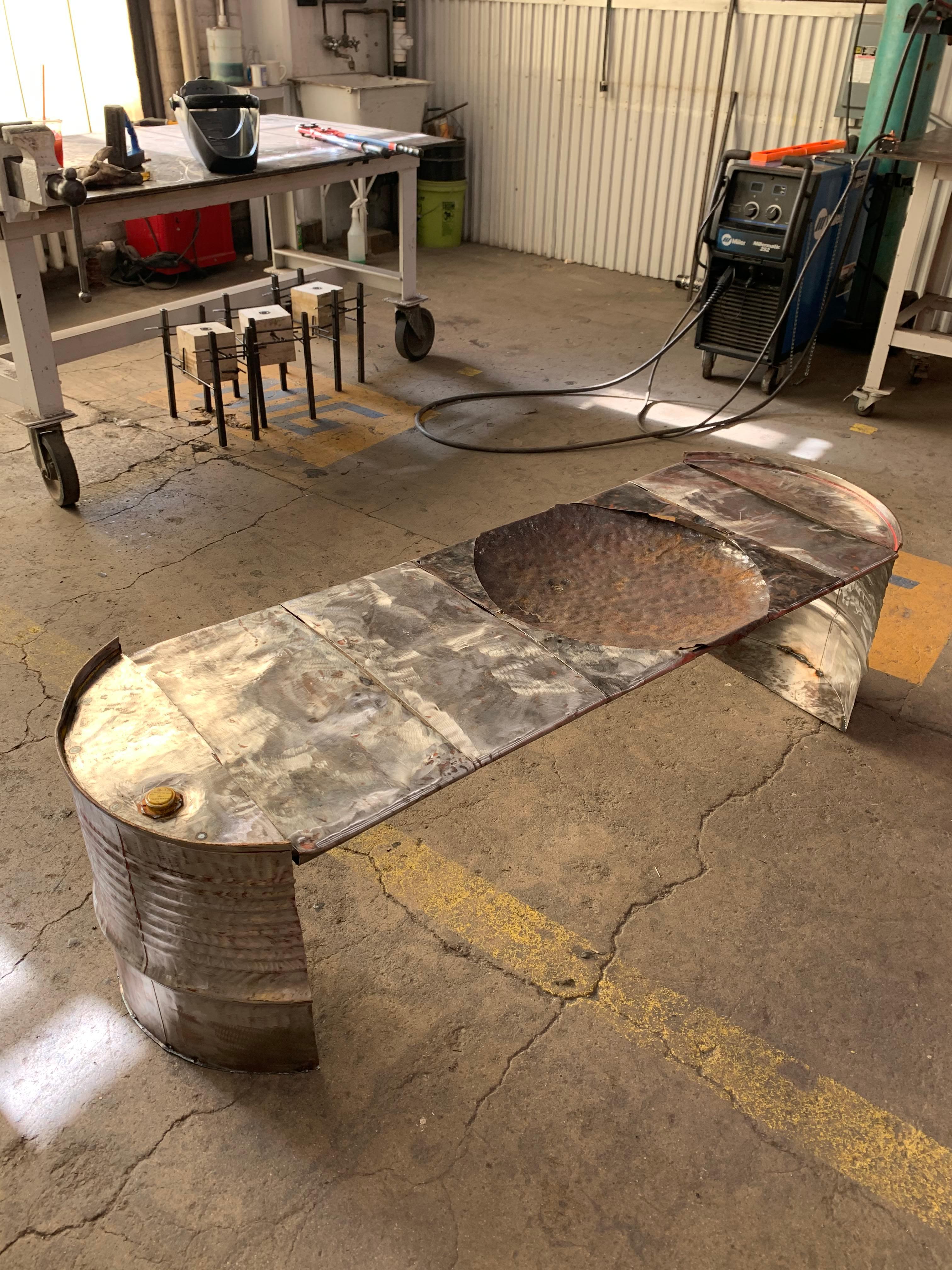 Au fond du tonneau, table en acier de récupération et bronze en vente 6