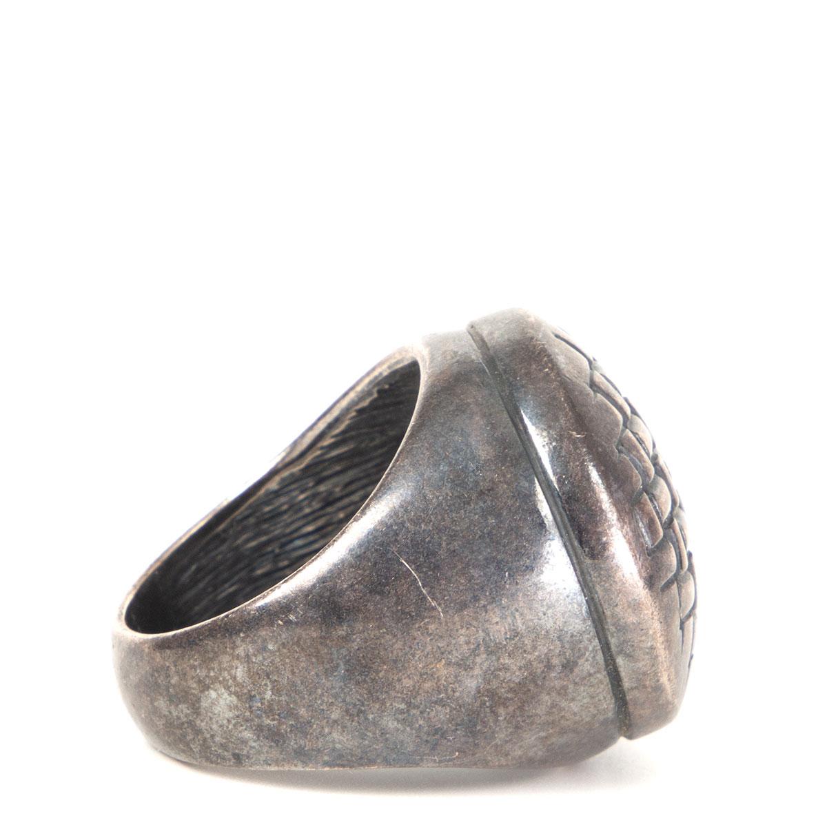 Bottega Veneta Intrecciato chuncky signet ring in antique silver. Has been worn and is in excellent condition. 

Tag Size 9.5
Width 2.5cm (1in)
Length 2.5cm (1in)
