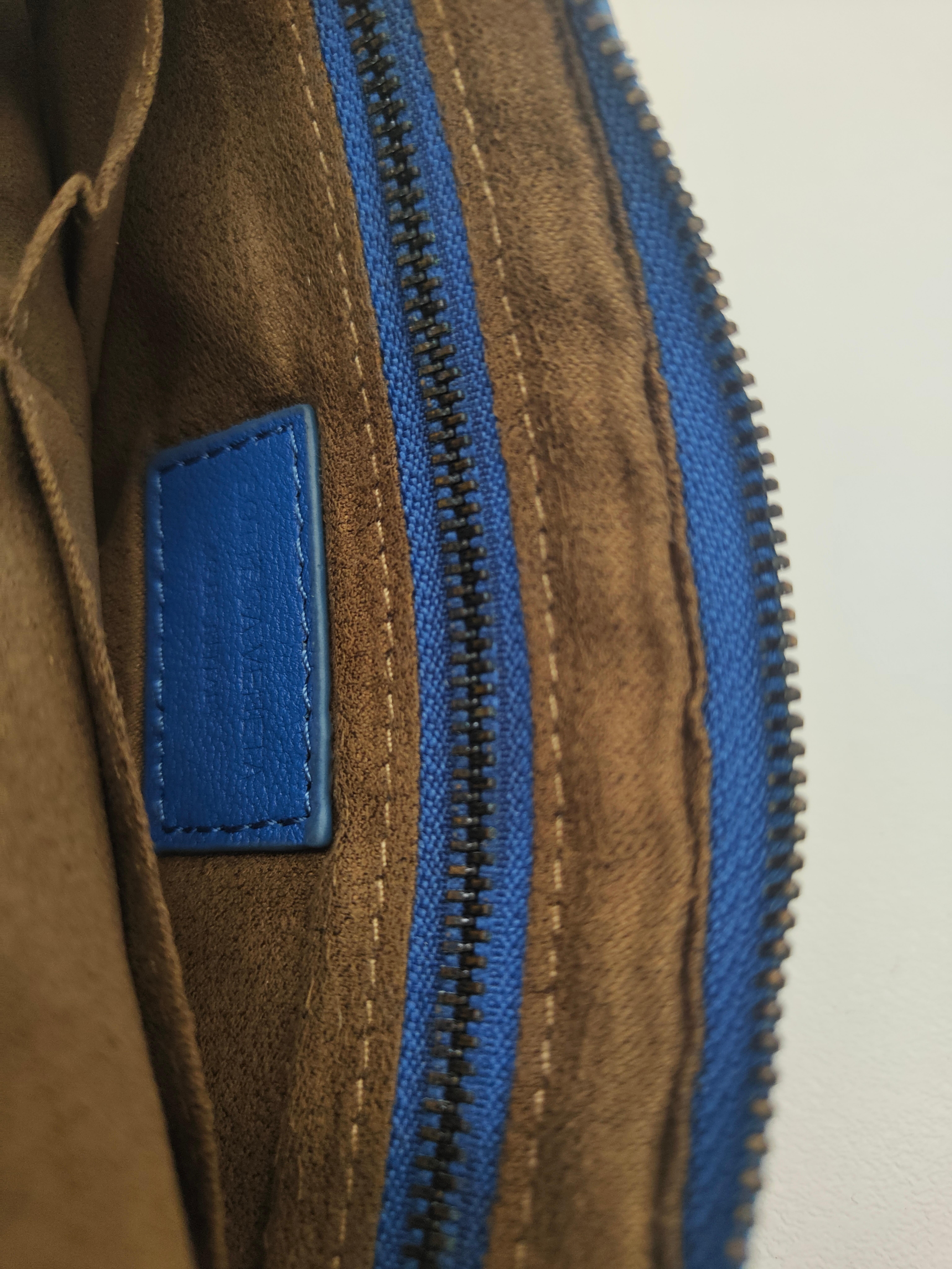 Women's or Men's Botttega Veneta blue leather clutch wallet