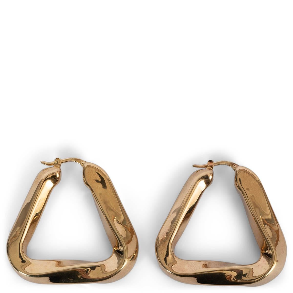 100% authentische Bottega Veneta Essentials Twisted Triangle Ohrringe aus vergoldetem Sterlingsilber. Postfasten für gepiercte Ohren. Sie wurden getragen und sind in ausgezeichnetem Zustand. Kommt mit Staubbeutel. 

Messungen
Breite	3.5cm