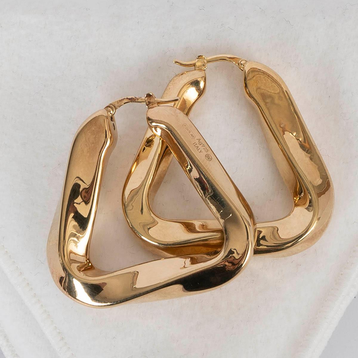 BOTTTEGA VENETA gold-plated sterling silver ESSENTIALS TRIANGLE HOOP Earrings In Excellent Condition For Sale In Zürich, CH