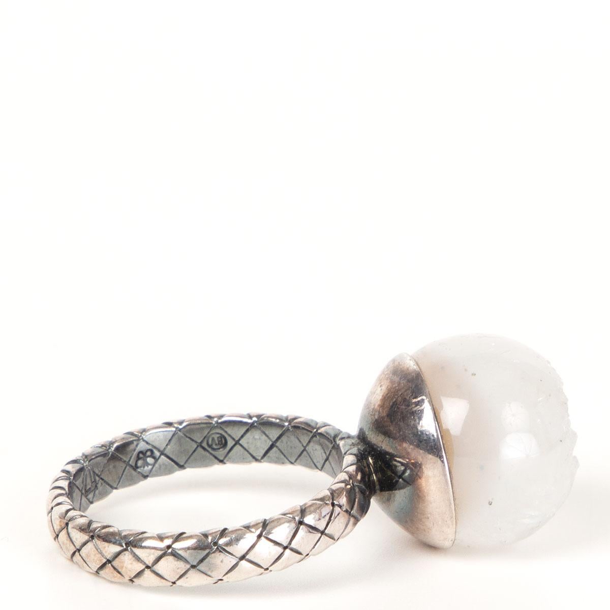 Bottega Veneta Intrecciato sterling silver ball ring with sheer white quartz. Has been worn and is in excellent condition. 

Tag Size 8
Width 1.3cm (0.5in)
Length 1.3cm (0.5in)

