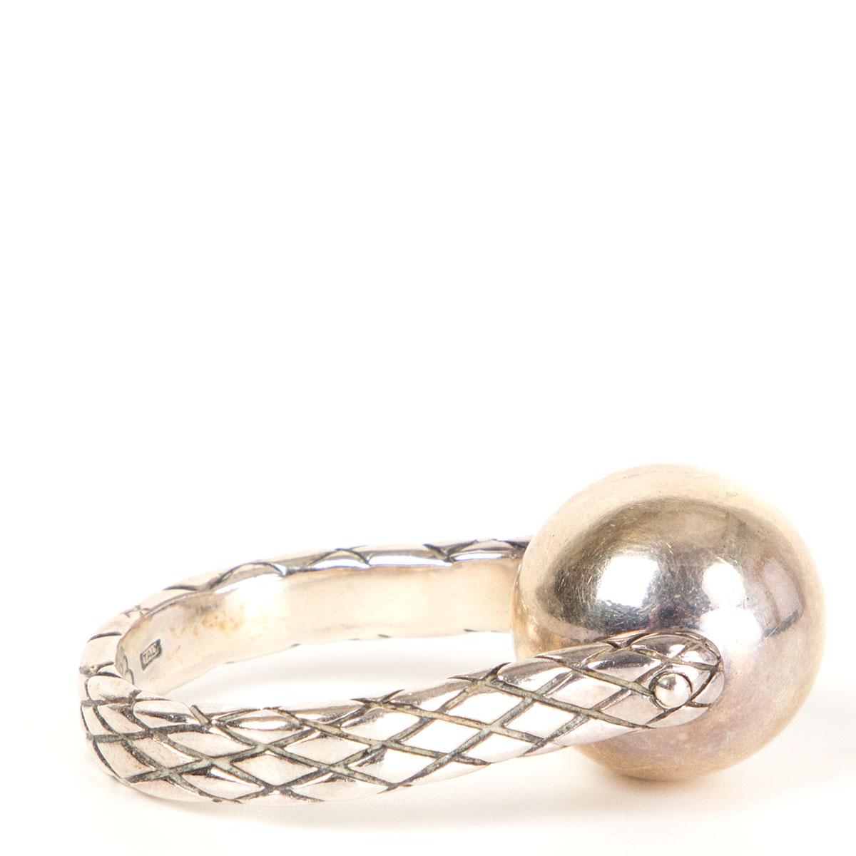 Bottega Veneta sterling silver Intrecciato ring with spinning silver ball in the middle. Has been worn and is in excellent condition. 

Tag Size 7
Width 1.6cm (0.6in)
Length 1.5cm (0.6in)