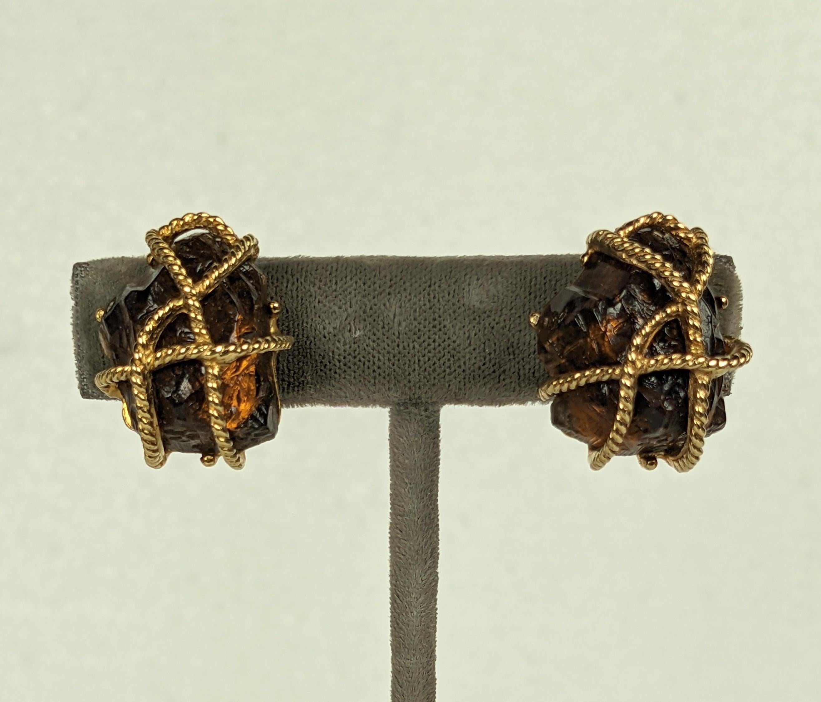 Pendientes de pepita de citrino de imitación, estilo Verdura. Citrinos de imitación moldeados con superposición de cuerda enjaulada. Las piedras se reflejan para brillar por detrás. Años 60, EE.UU. 1