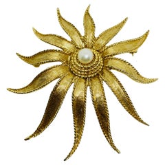 Spilla vintage firmata BOUCHER con fiore di perle in tonalità oro