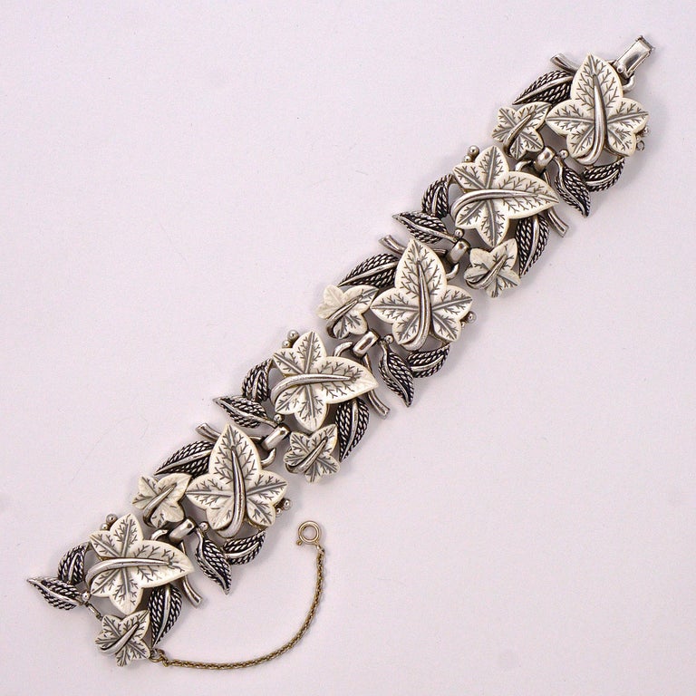 Boucher Silver Plated and White Glass Ivy Leaves Link Bracelet circa 1950s In Good Condition For Sale In London, GB