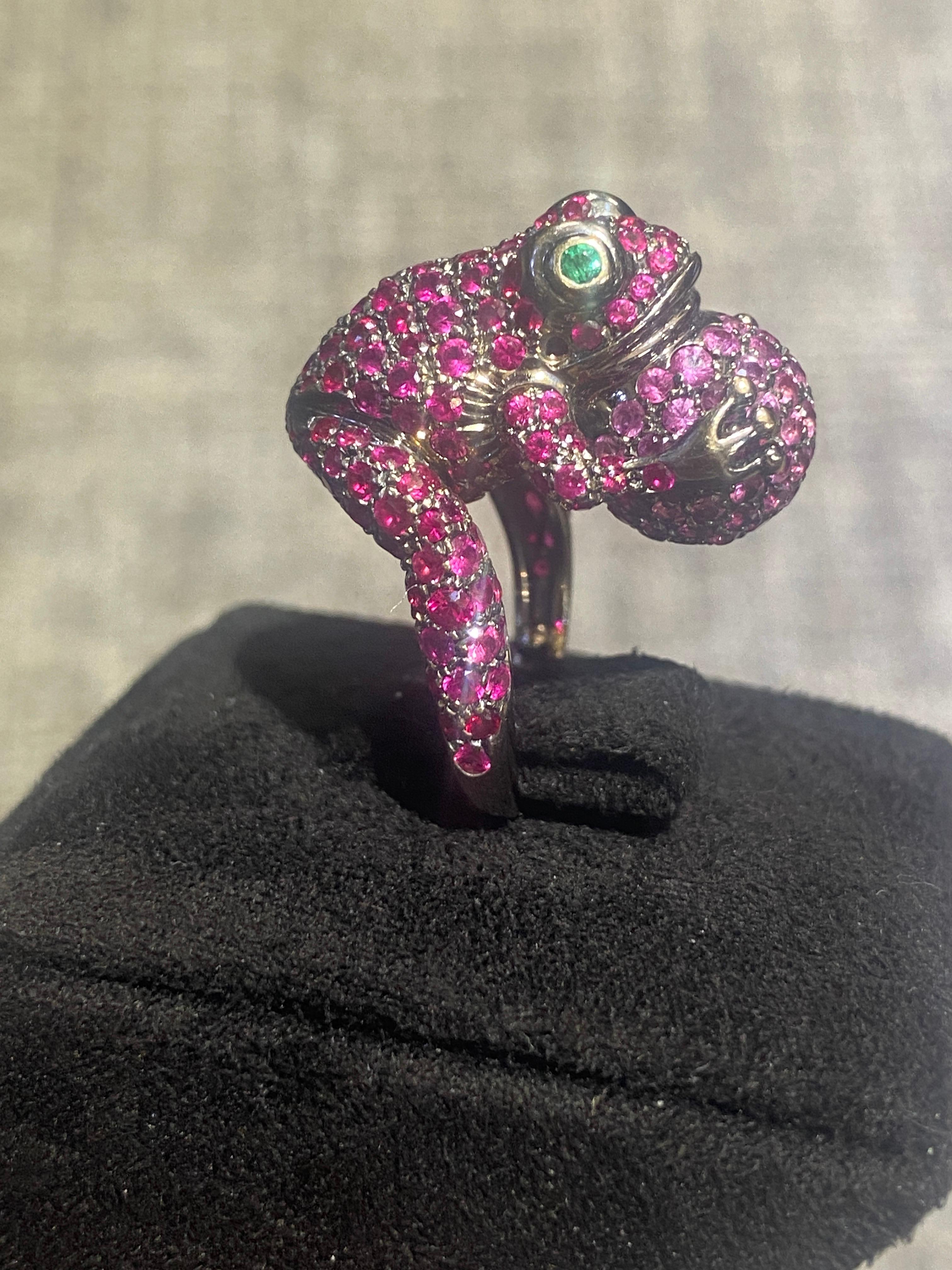 Contemporary Boucheron 18 carat gold ruby and pink sapphire frog cocktail ring For Sale