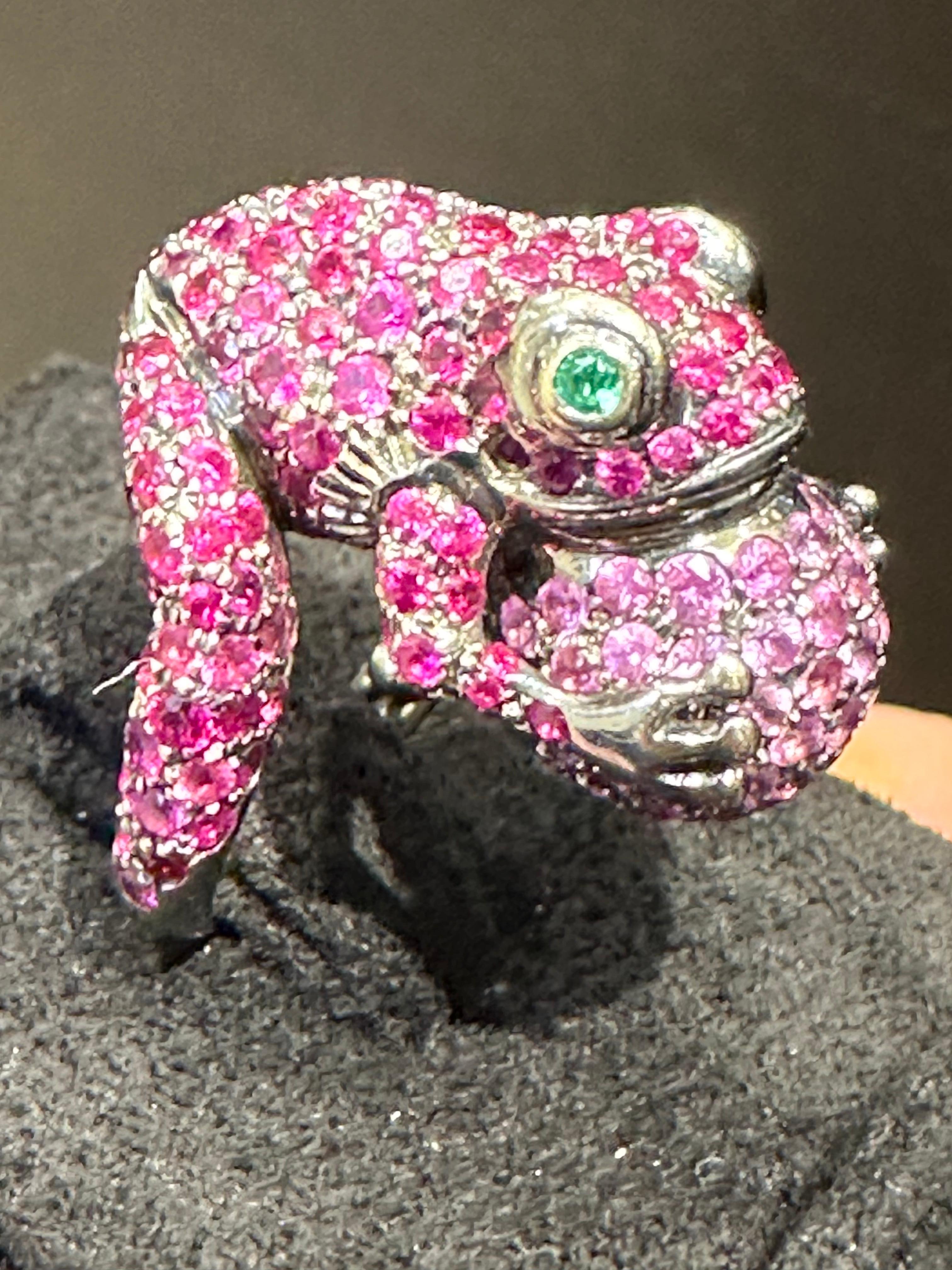 Boucheron 18 carat gold ruby and pink sapphire frog cocktail ring In Excellent Condition For Sale In London, GB