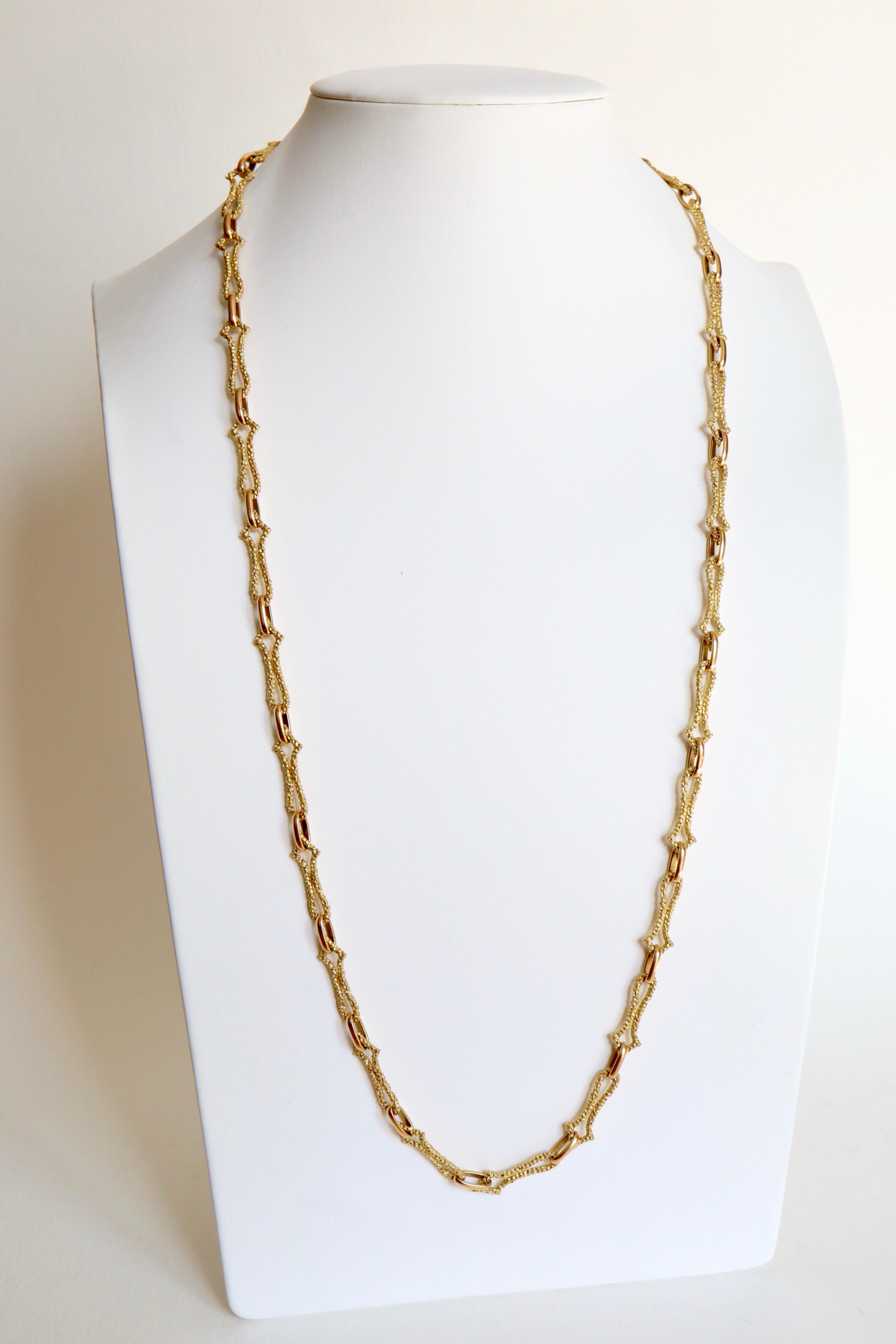 18K Yellow Gold Boucheron Long Necklace Knuckles in hammered Gold retained by Passers in smooth Yellow Gold.
Gross weight: 73.8 g Length: 84 cm Width 0.9 cm
