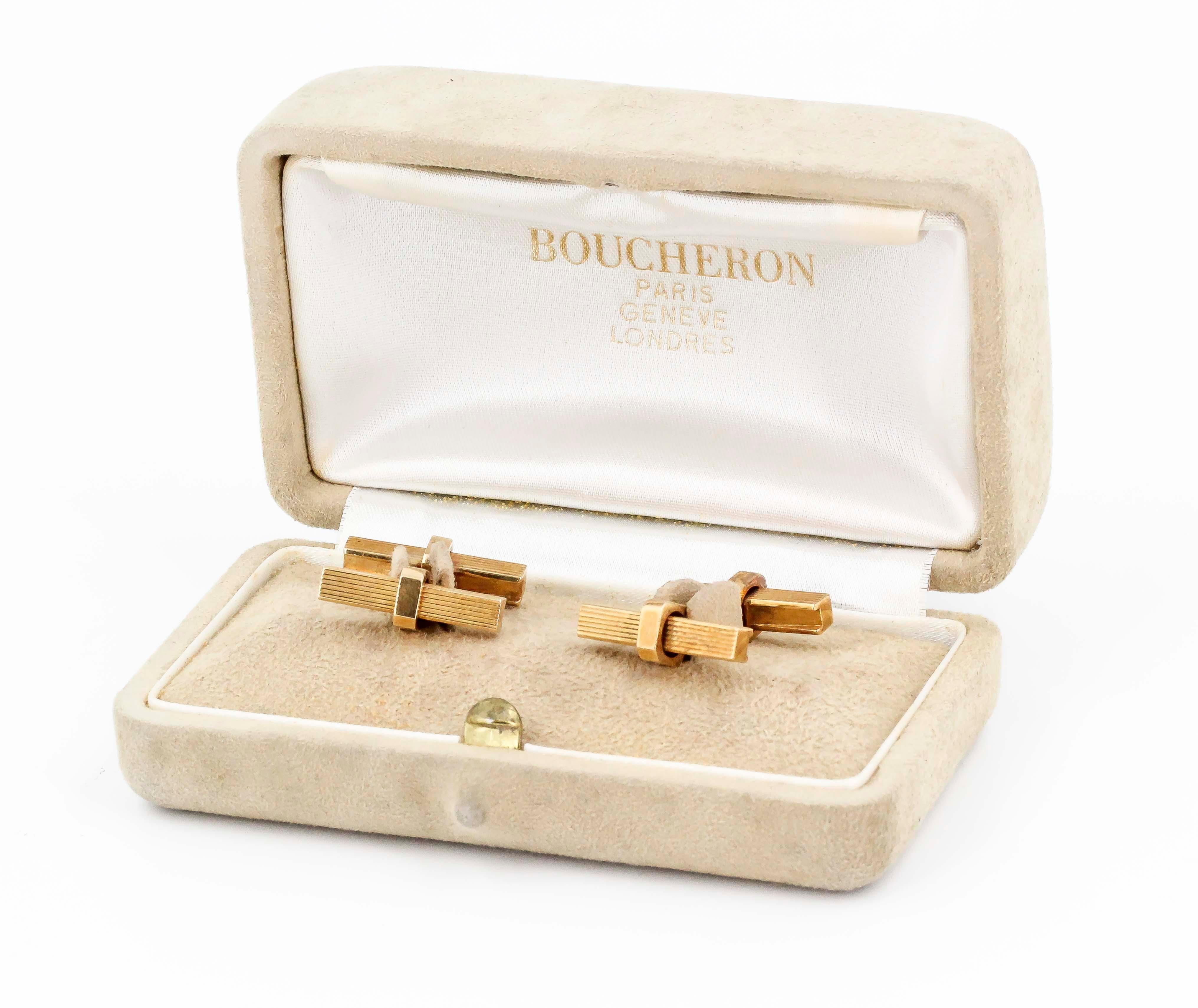 Handsome 18K yellow gold square bar cufflinks by Boucheron. They feature a ribbed design on each bar. 

Hallmarks: Boucheron, OR 750, French 18K gold assay mark, maker's mark.
