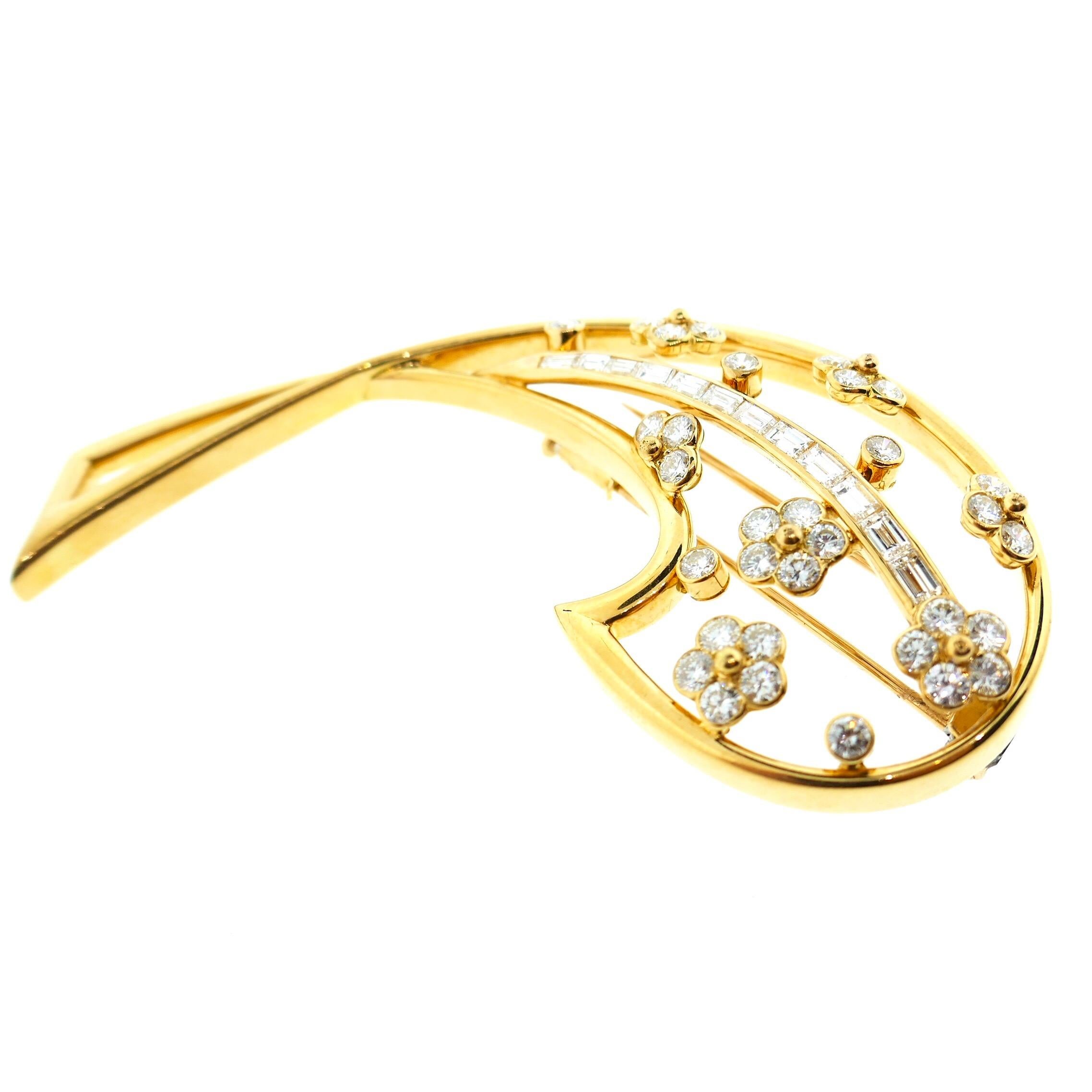 Boucheron 18 Karat Yellow Gold and Diamond Leaf Motif Brooch In Excellent Condition In Beverly Hills, CA