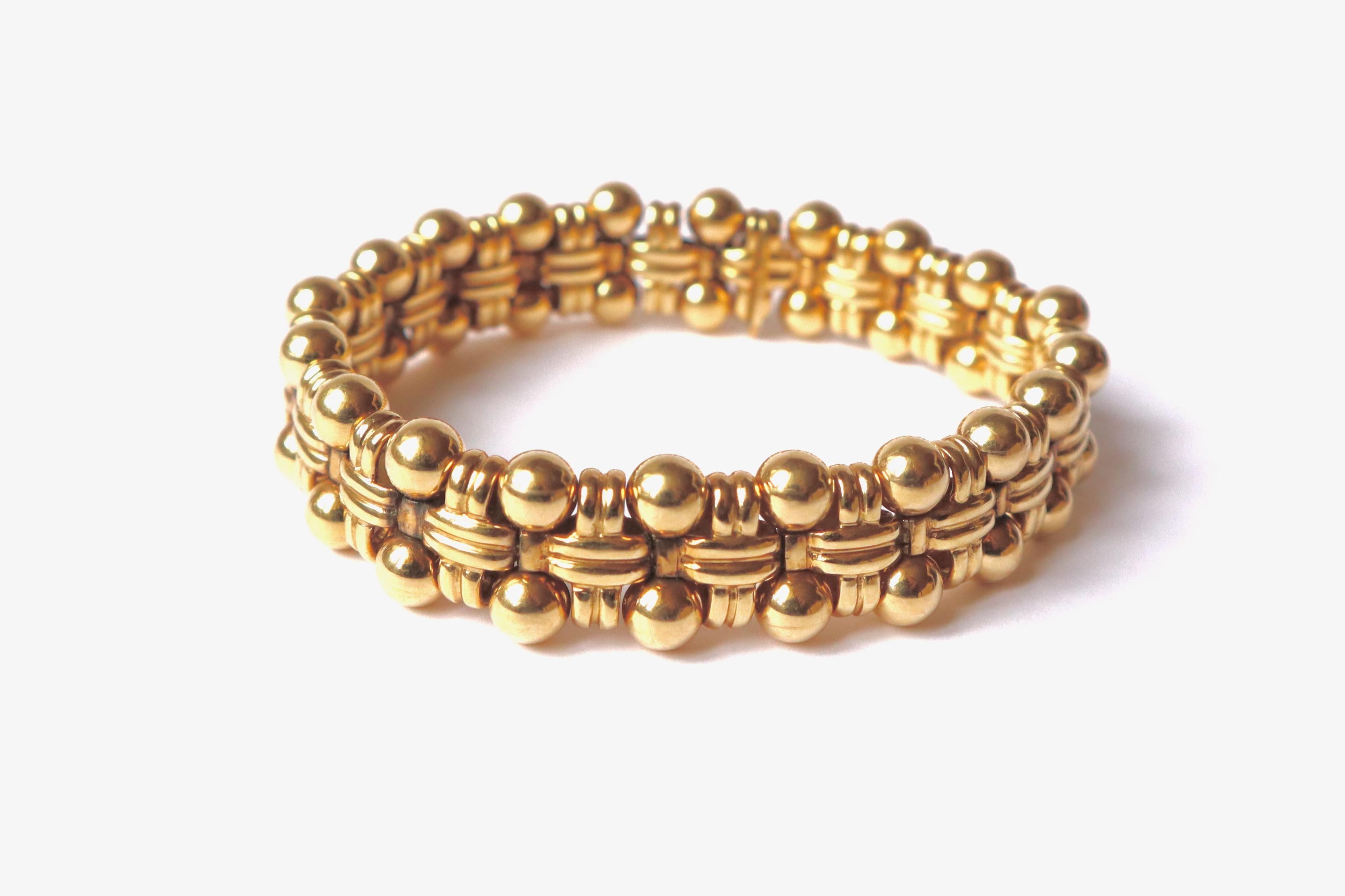 BOUCHERON Bracelet circa 1960 articulated with double raws retaining Balls in 18 Carat yellow Gold
Signed BOUCHERON and Numbered
Safety Clasp. Eagle head Hallmark.
Length: 18.7 cm Width: 1.4 cm
Net Weight: 48.9 g