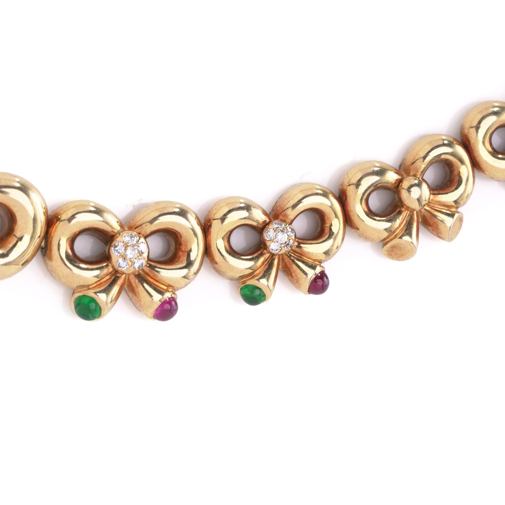 Collier Boucheron vintage des années 1950 en or jaune 18ct, composé d'une série de maillons en forme d'arcs sculptés, sertis de diamants ronds de taille brillant, d'émeraudes cabochon et de rubis cabochon. Ce collier de haute joaillerie Boucheron a