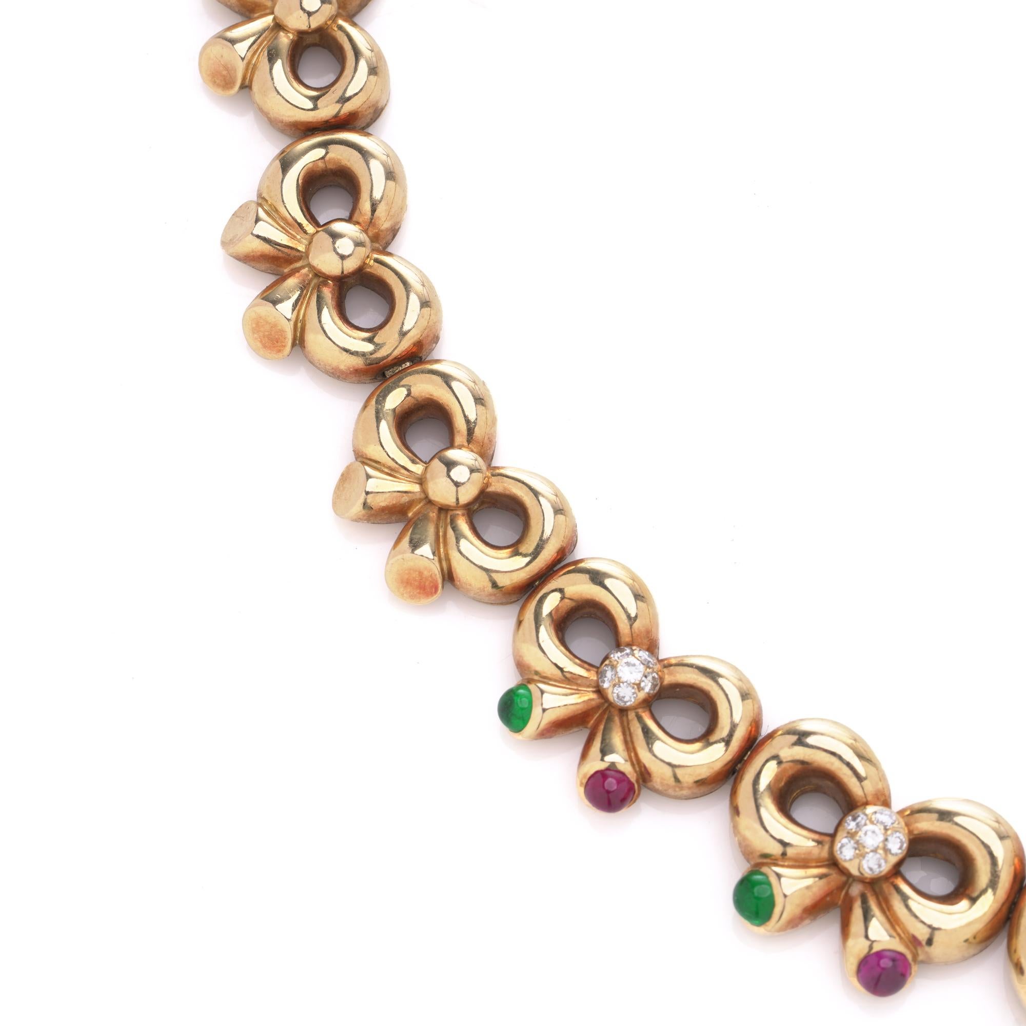 Taille cabochon Collier en or 18ct à diamants, émeraudes et rubis de Boucheron (années 1950) en vente