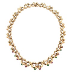 Collana Boucheron in oro 18 ct con diamanti, smeraldi e rubini (anni '50)