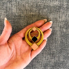 Boucheron Broche de oro de 18 quilates con doble anillo de coral y ónix con pedrería Años 70