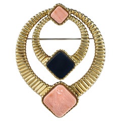 Boucheron Broche de oro de 18 quilates con doble anillo de coral y ónix con pedrería Años 70