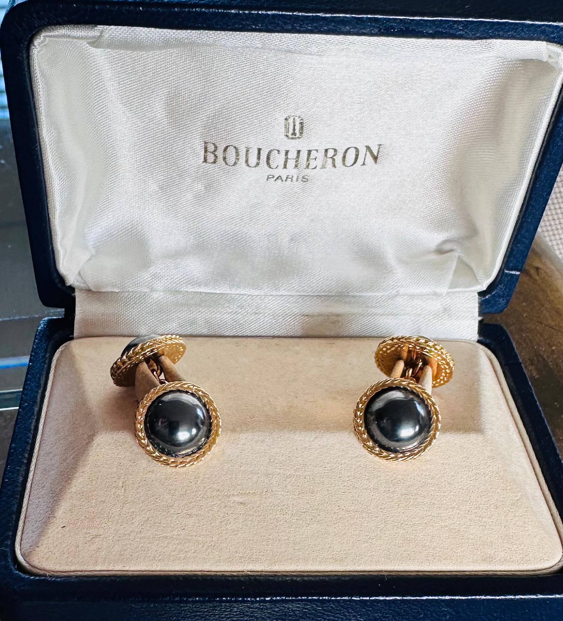 Mid-Century Cabochon Hematite cufflinks and 18 K yellow gold with the original box hallmarked Boucheron B2527709 Or 750 
Weight: 15.2g
Diameter: 14mm