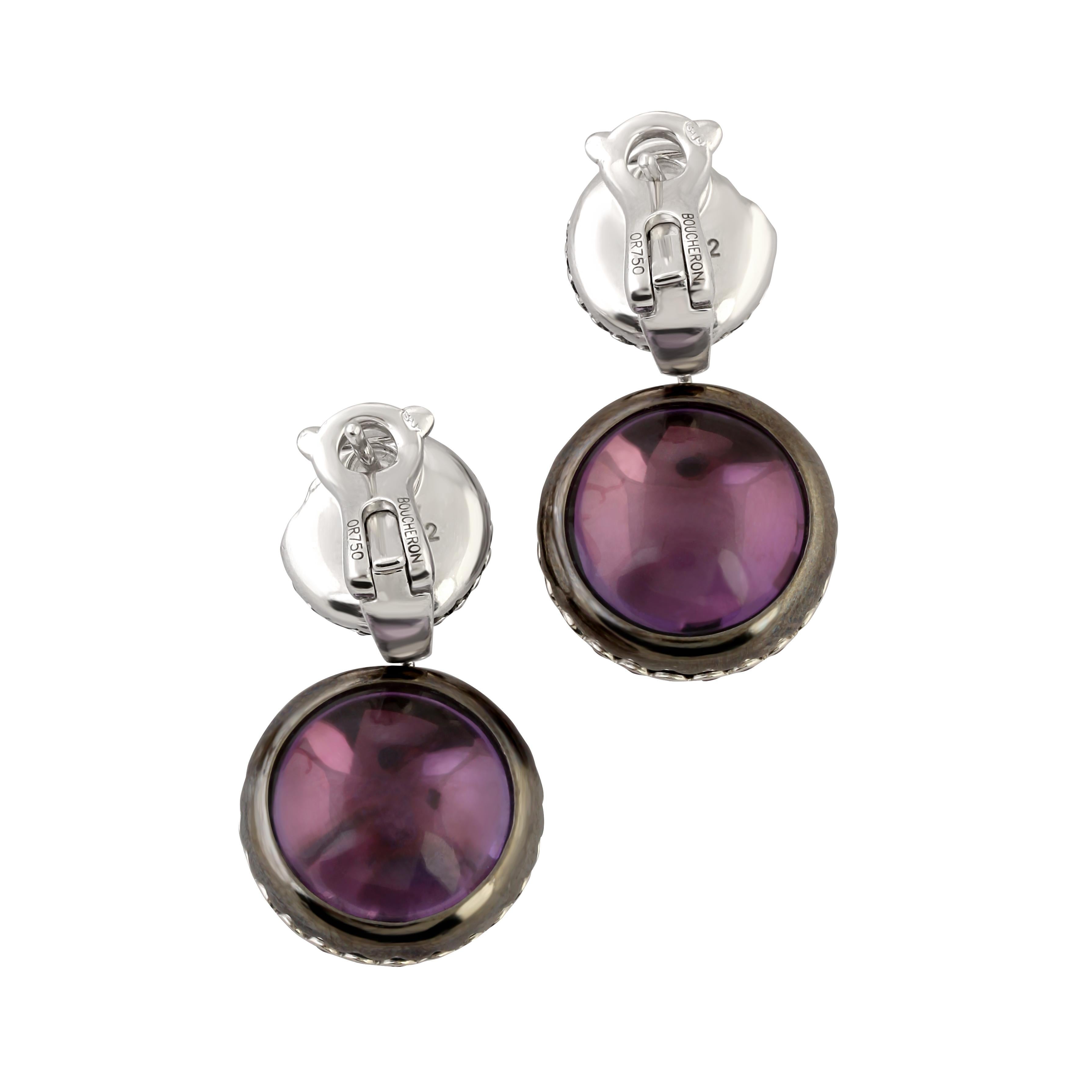 Ein Paar Ohrringe aus 18 Karat Weißgold von Boucheron. Die Tropfenohrringe im Stil klassischer französischer Macarons sind mit Smaragden, rosafarbenen Saphiren und Amethyst-Cabochons in Pavé-Fassung besetzt und mit einem Omega-Verschluss versehen.