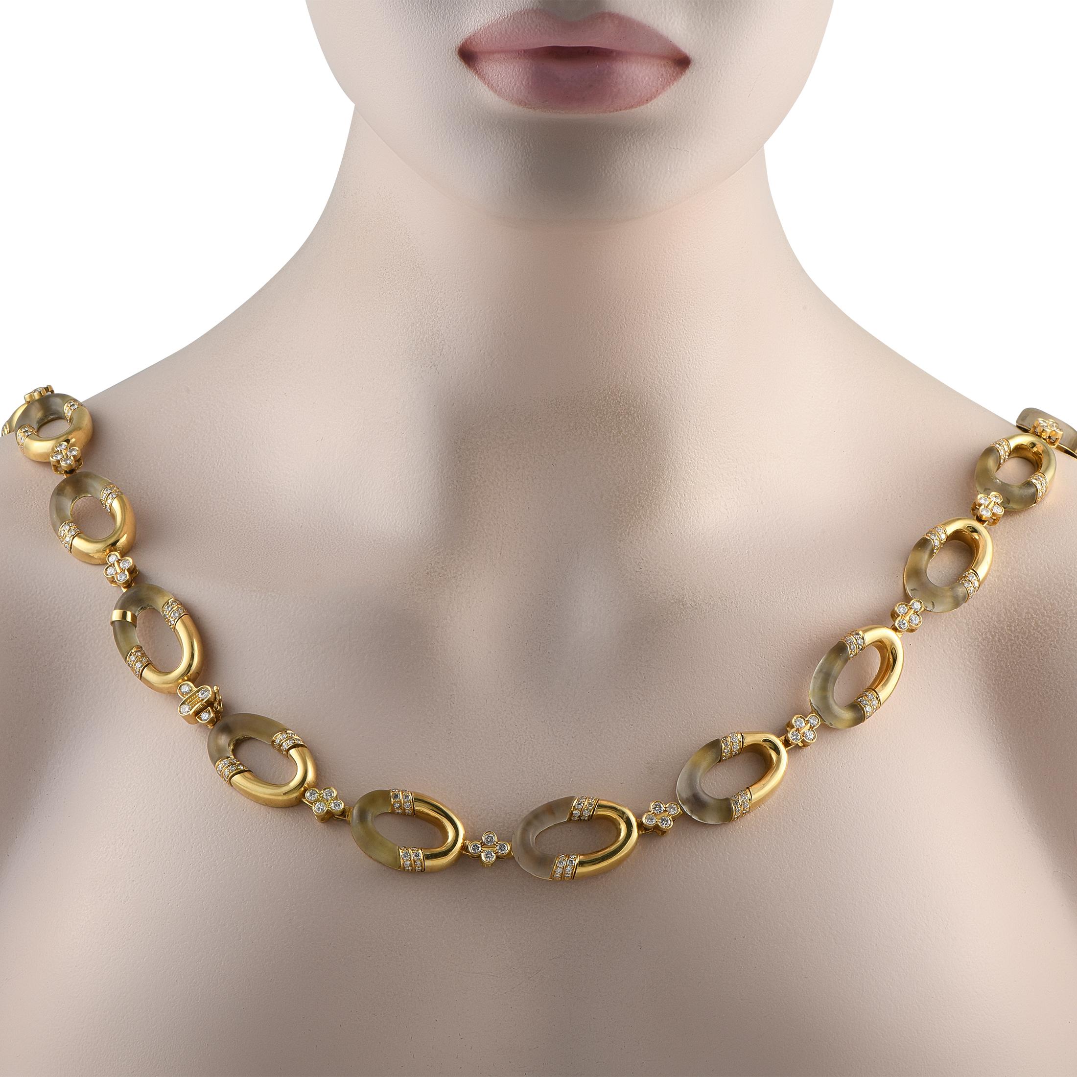 Kühne Glieder aus einer Kombination von 18 Karat Gelbgold und Kristall machen dieses Collier von Boucheron zu einem echten Hingucker. Diamantakzente von insgesamt ca. 15 Karat verleihen diesem beeindruckenden Accessoire zusätzliche Eleganz. Die 33