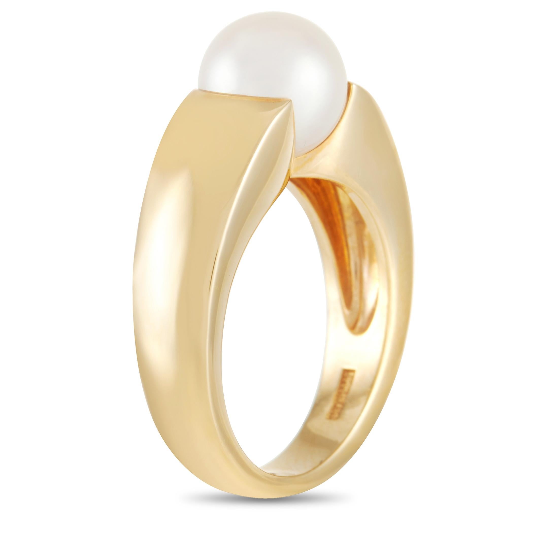 Simple and elegant in design, this luxurious ring from Boucheron is truly timeless. Suspended within the central opening of the 18K yellow gold band, you’ll find a captivating pearl measuring 8.5 mm. A 5 mm band width and a 9 mm top height make this