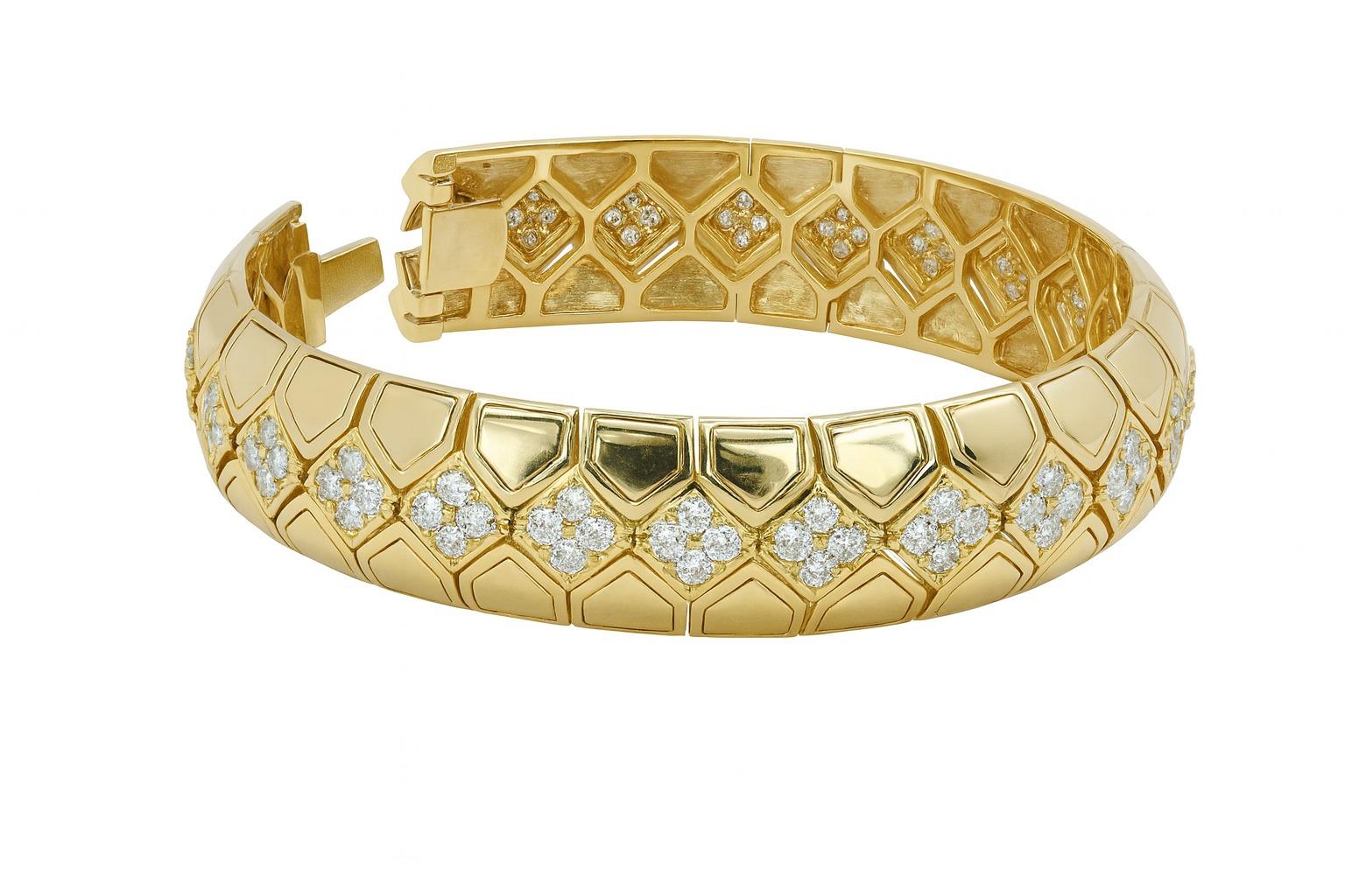Round Cut Boucheron 18K Yellow Gold Diamond Bracelet For Sale