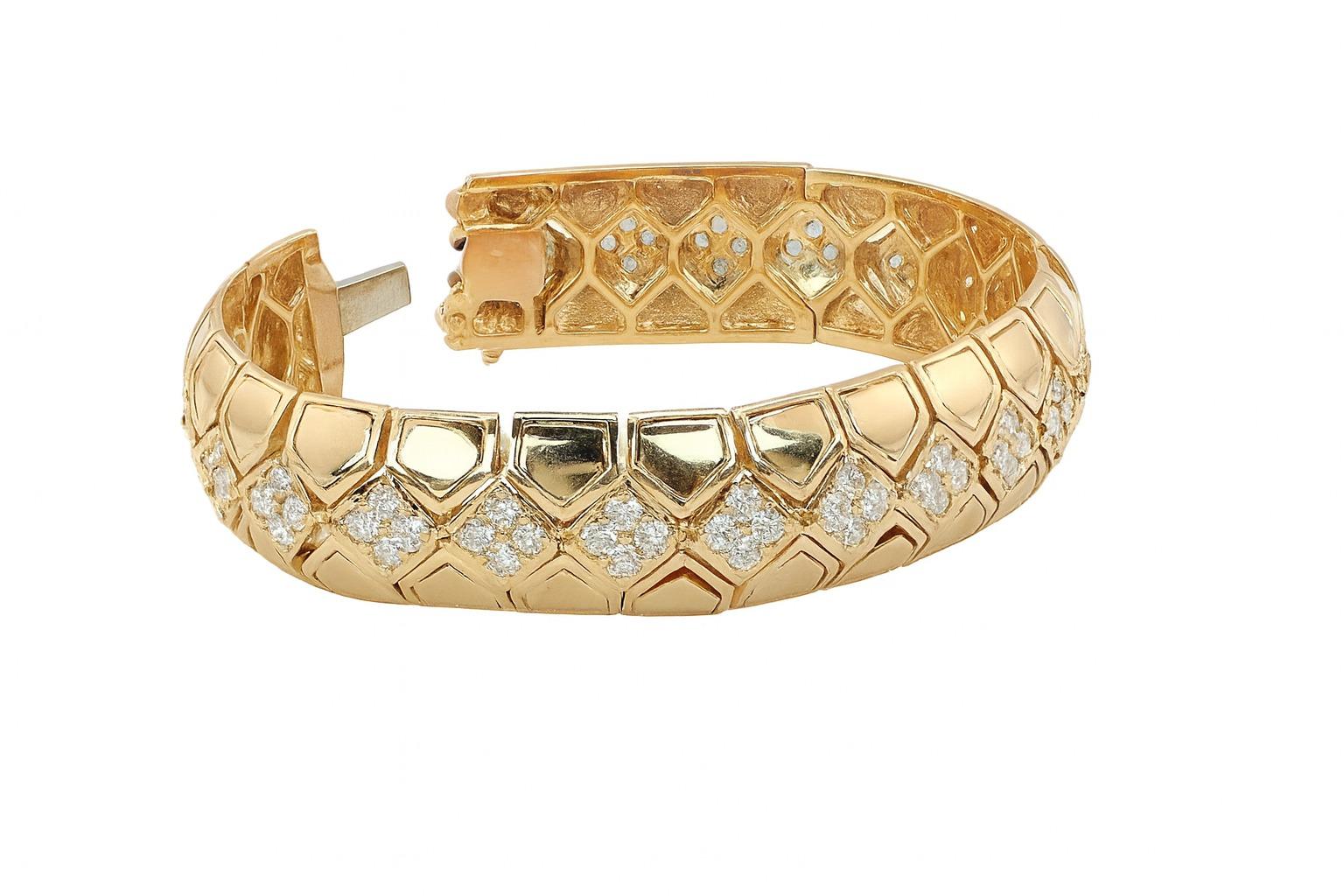 Boucheron 18K Yellow Gold Diamond Bracelet In Excellent Condition For Sale In Chicago, IL