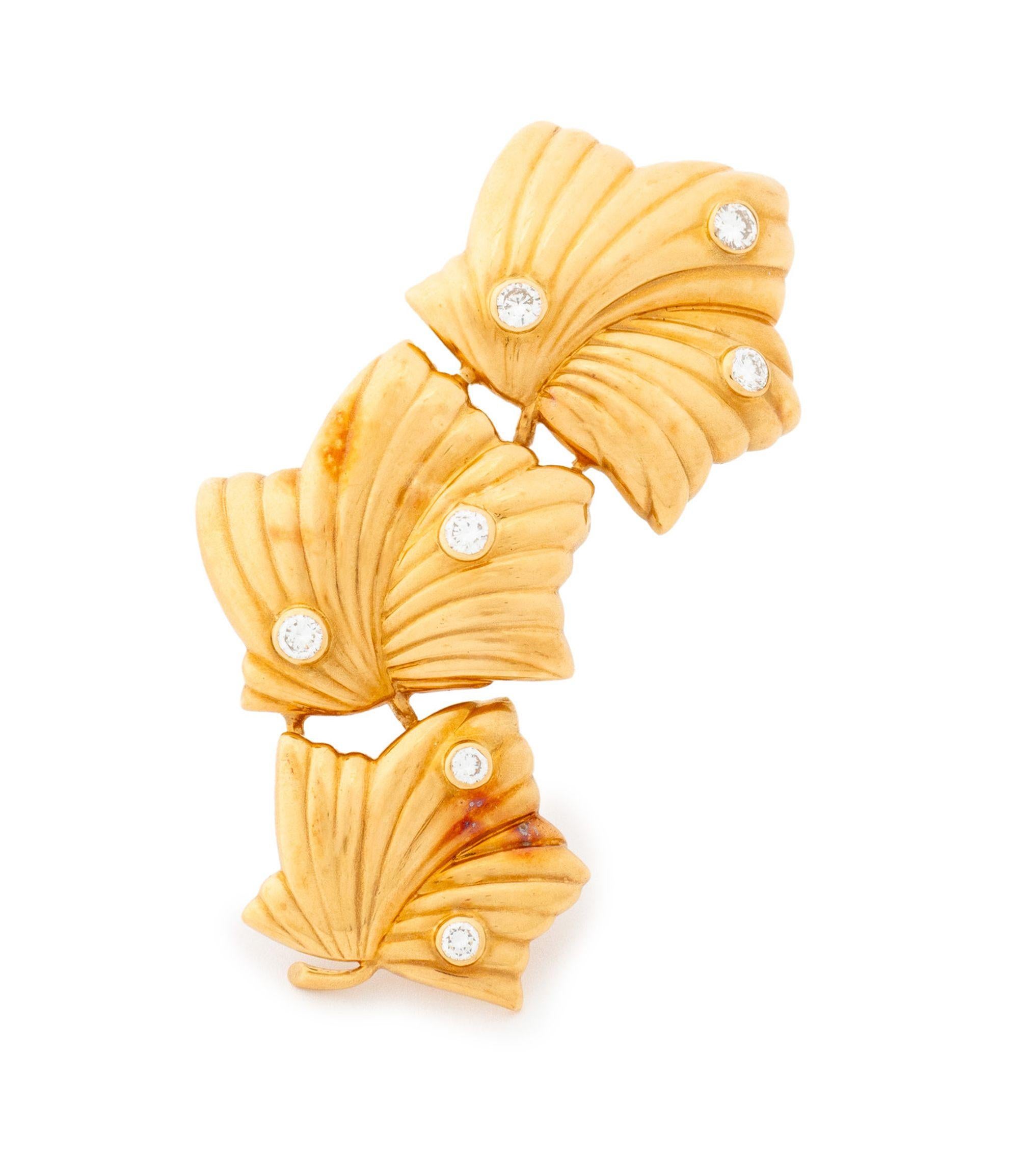 Broche en or jaune 18 carats Boucheron, ornée de sept diamants ronds facettés sertis en chaton pesant au total environ 0,85 carat, tissu usé avec tige d'épingle, articulation et prise trombone, marquée : 