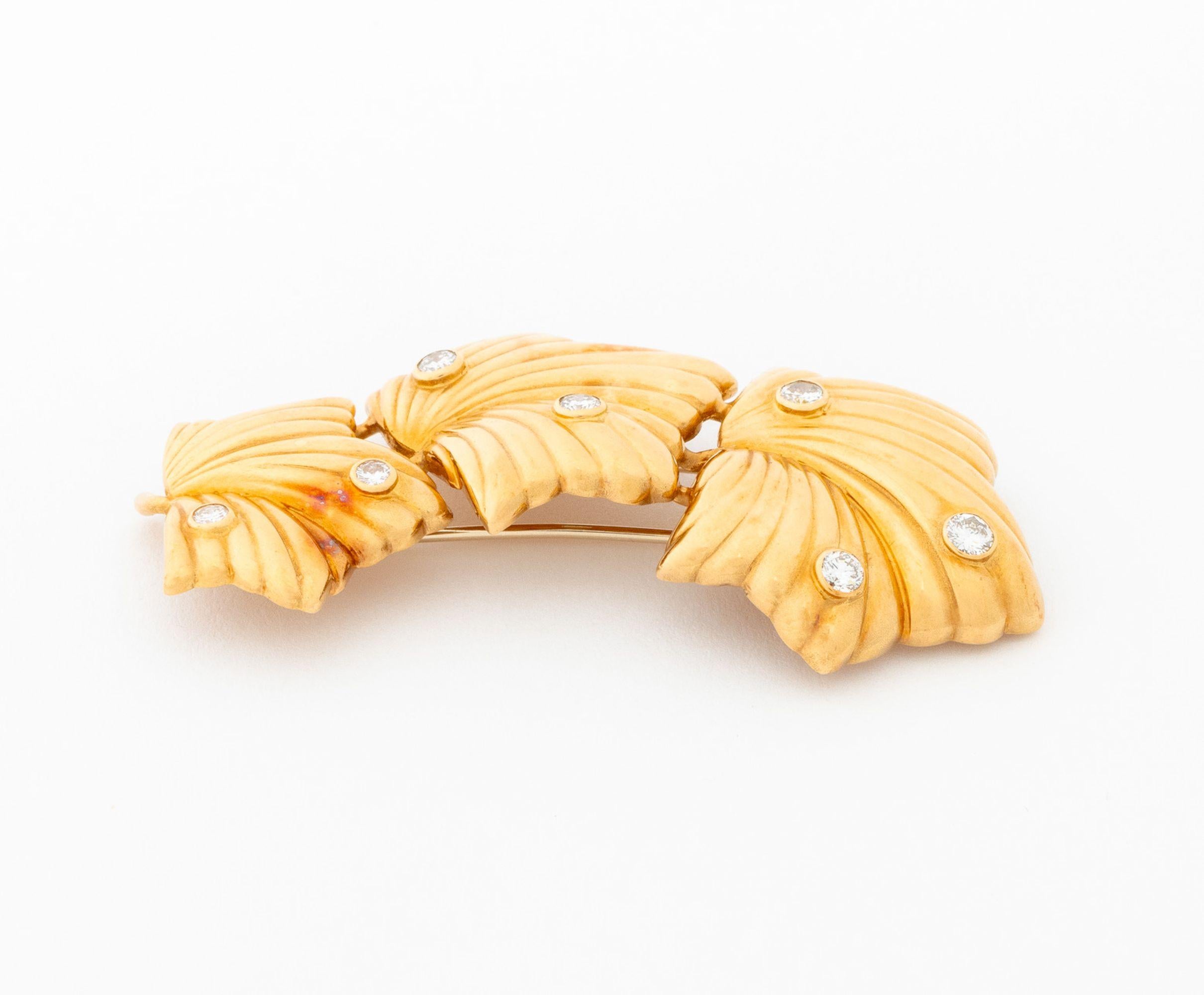 Boucheron Broche en or jaune 18K avec diamants Bon état - En vente à Queens, NY