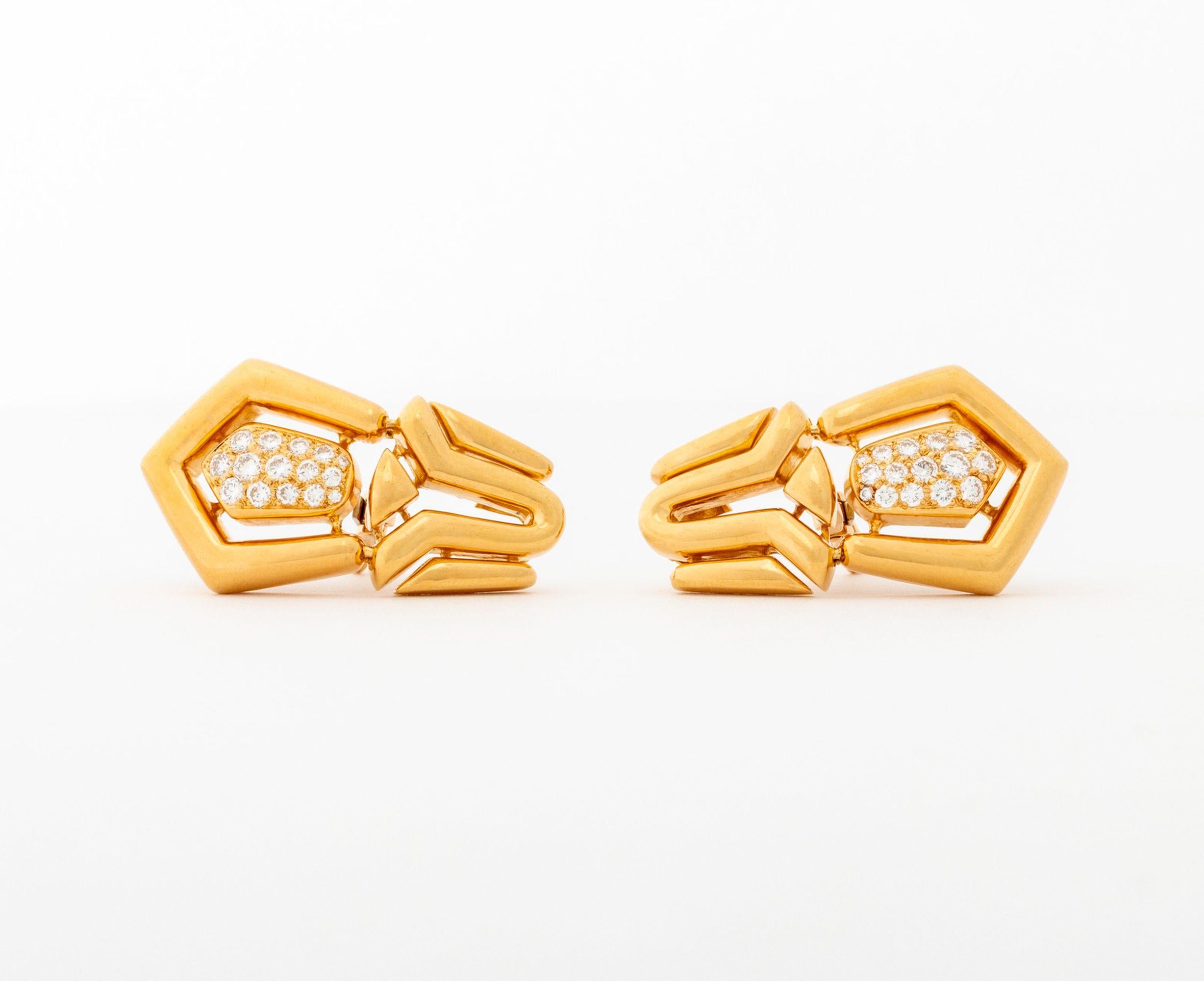 Orecchini a goccia con diamanti in oro giallo 18 carati di Boucheron, impreziositi da trenta diamanti rotondi sfaccettati incastonati per un peso totale di circa 1,50 carati, indossati sul lobo dell'orecchio con chiusura a leva e pad, contrassegnati