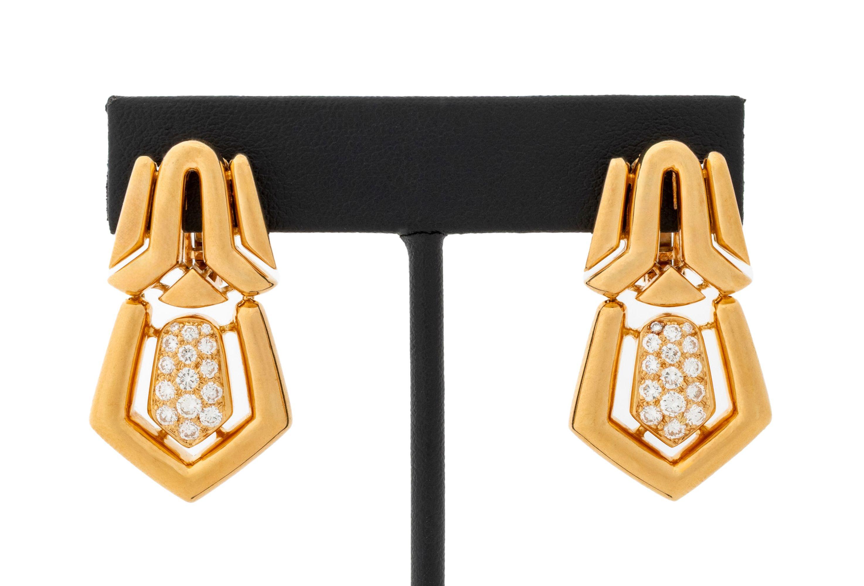 Orecchini a goccia con diamanti in oro giallo 18 carati Boucheron in vendita 2